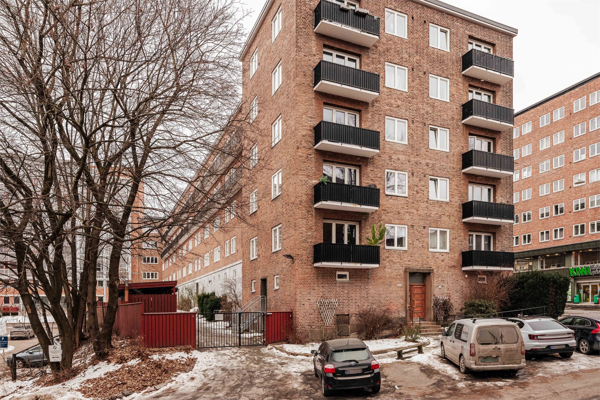 Boligen ligger høyt og fritt med enkel adkomst.