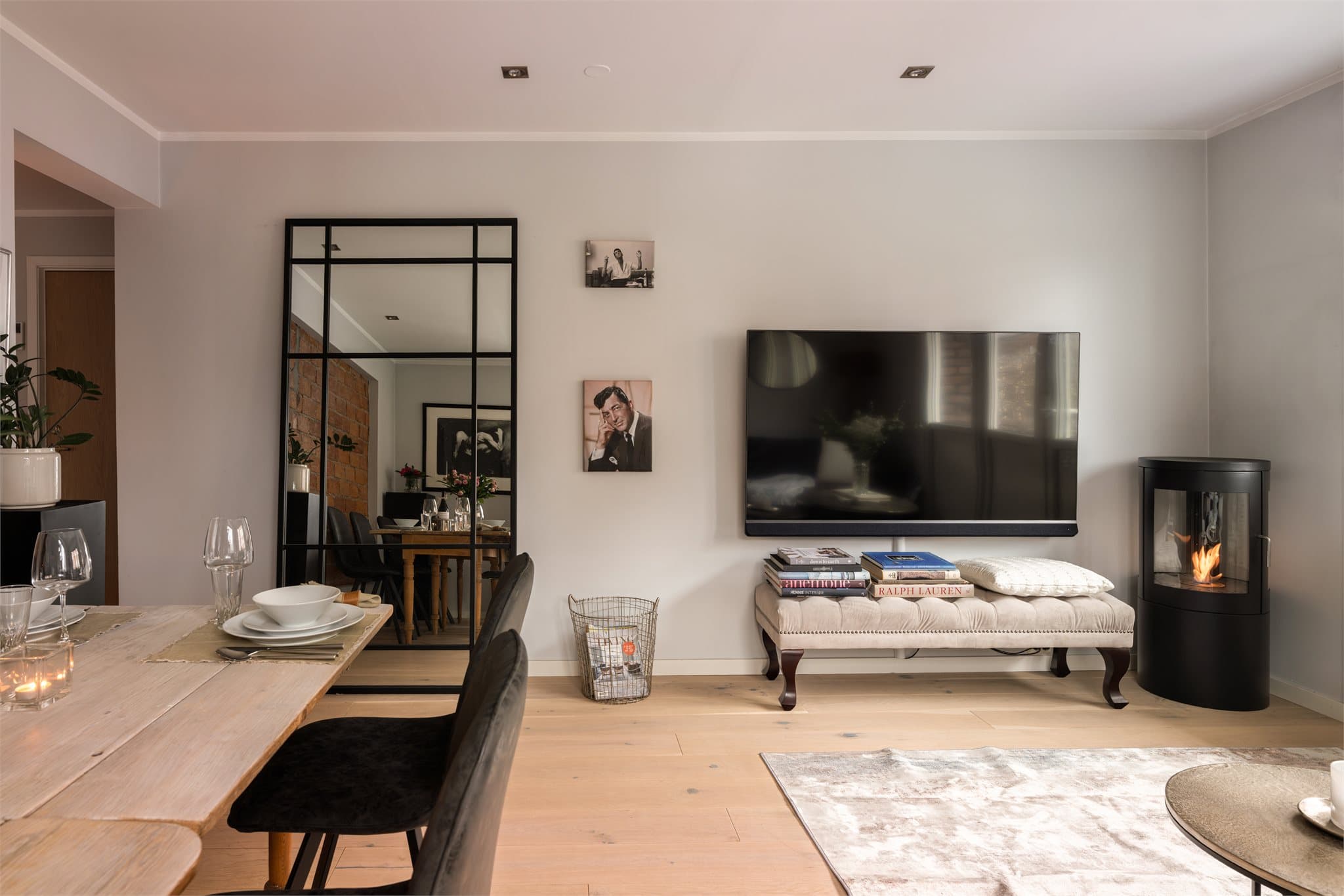 Sosial planløsning med spisestue og sofagruppe i naturlige soner.