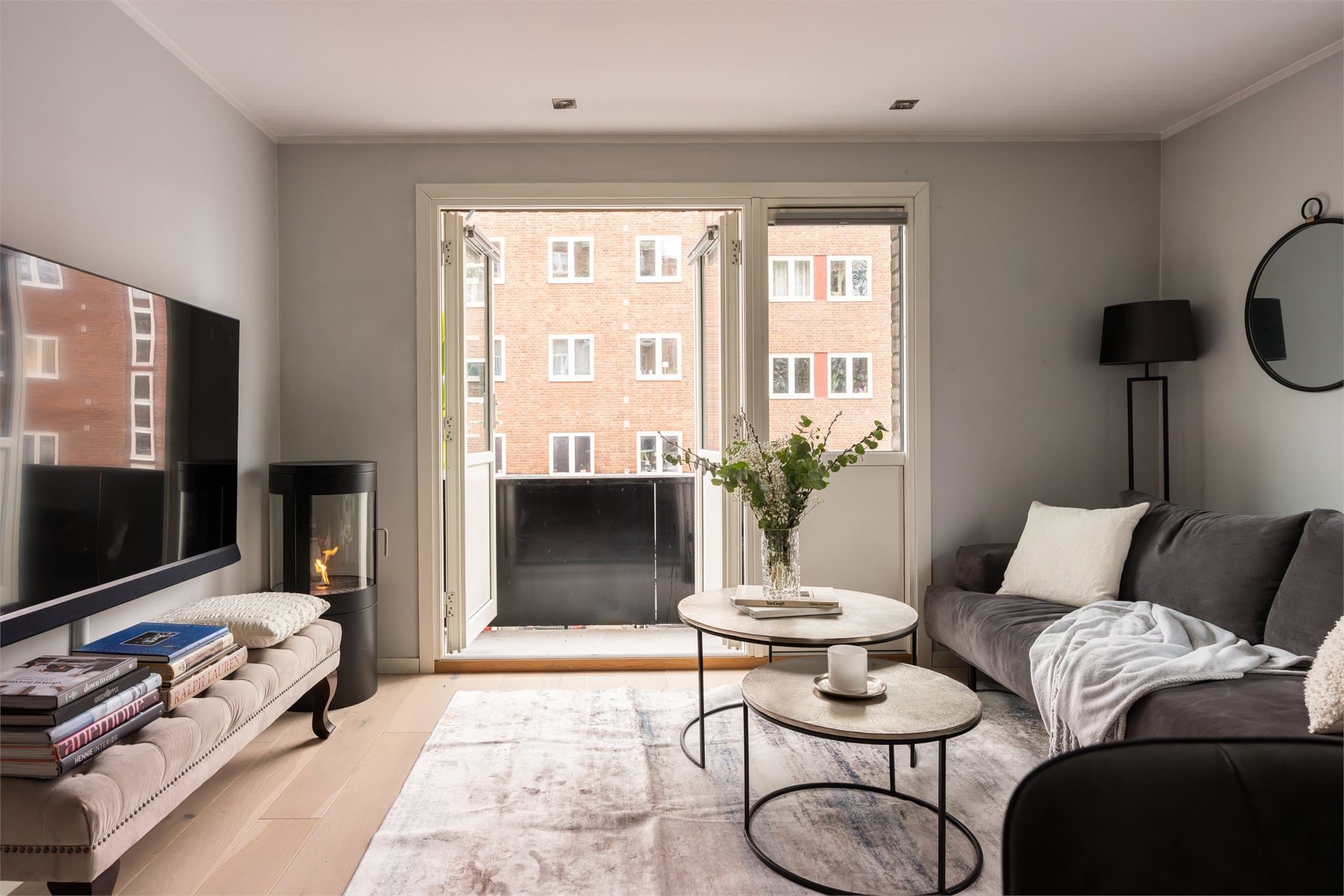 Fra stuen er det enkel adkomst ut til den solrike balkongen som vender mot stille sidegate.