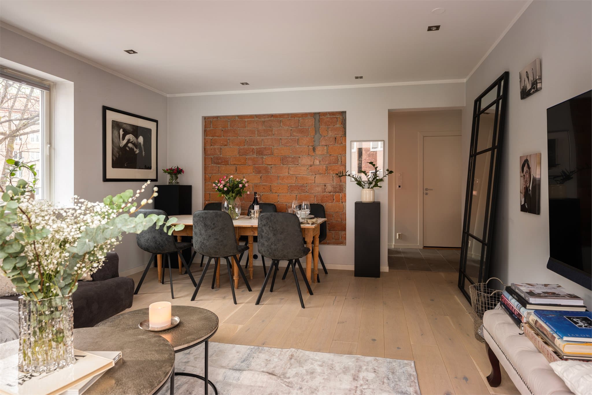 Boligen oppleves moderne - og samtidig byr på flere karakteristiske inntrykk.