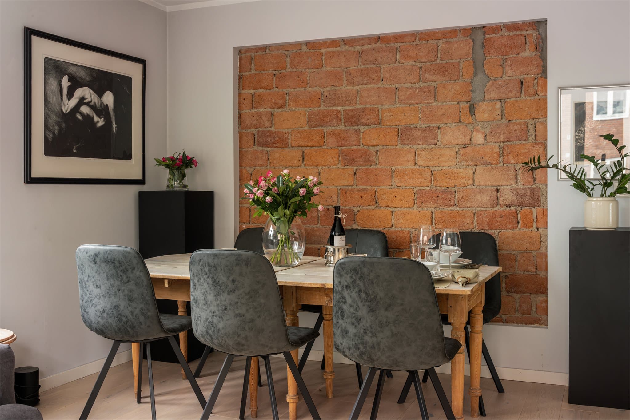 Spisegruppe med plass til større spisebord og mange stoler.