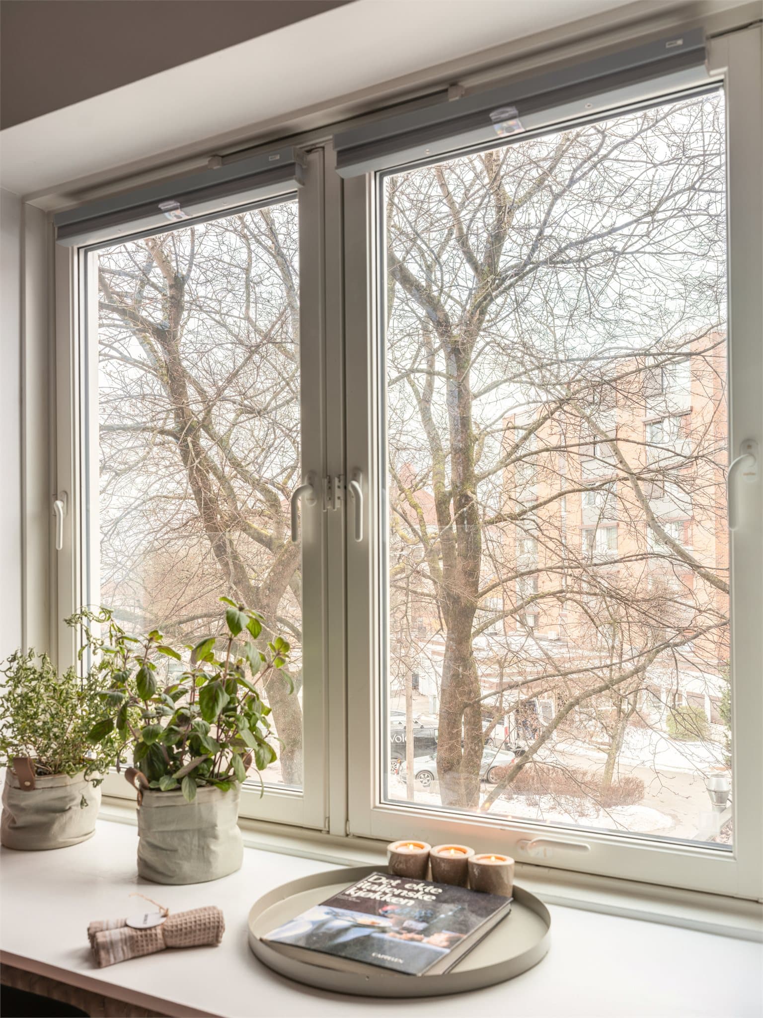 Fritt utsyn fra kjøkkenvinduet.