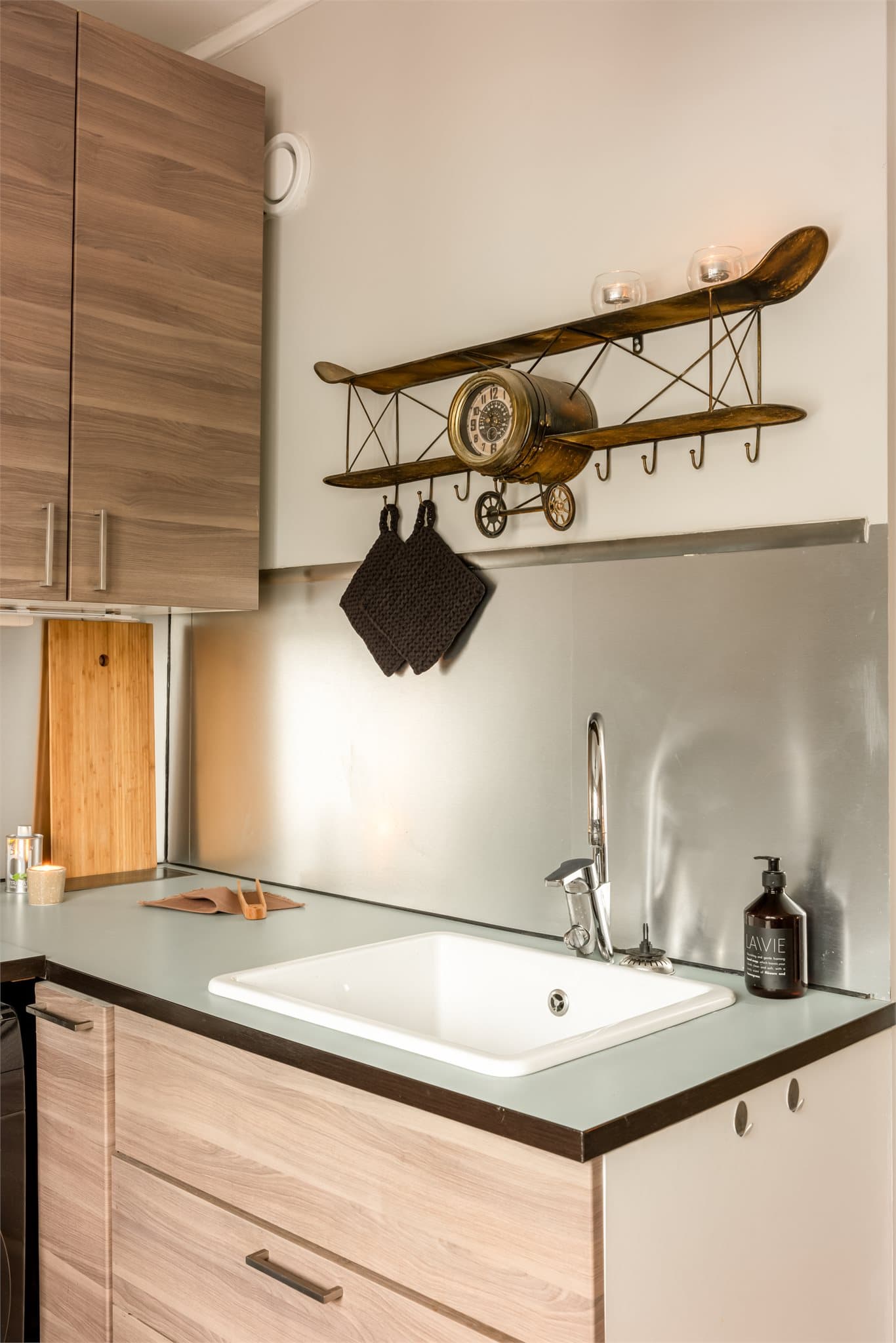 Kjøkkenet har godt med arbeidsplass med flere soner.