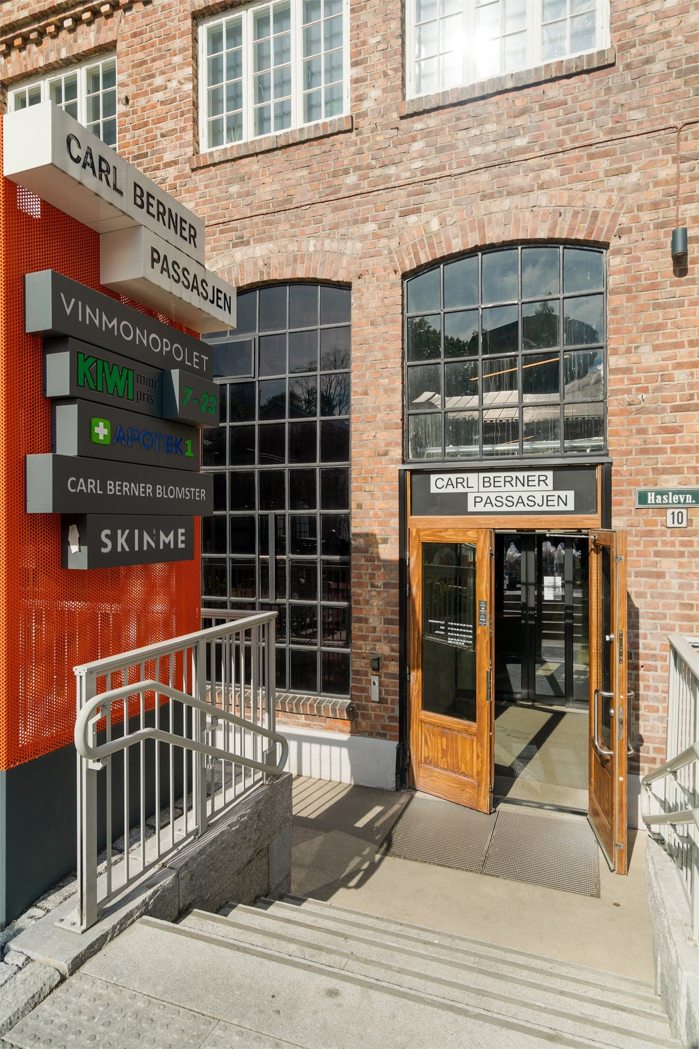 Carl Berner Passasjen ligger kun få minutters gange fra boligen og har en rekke servicetilbud.