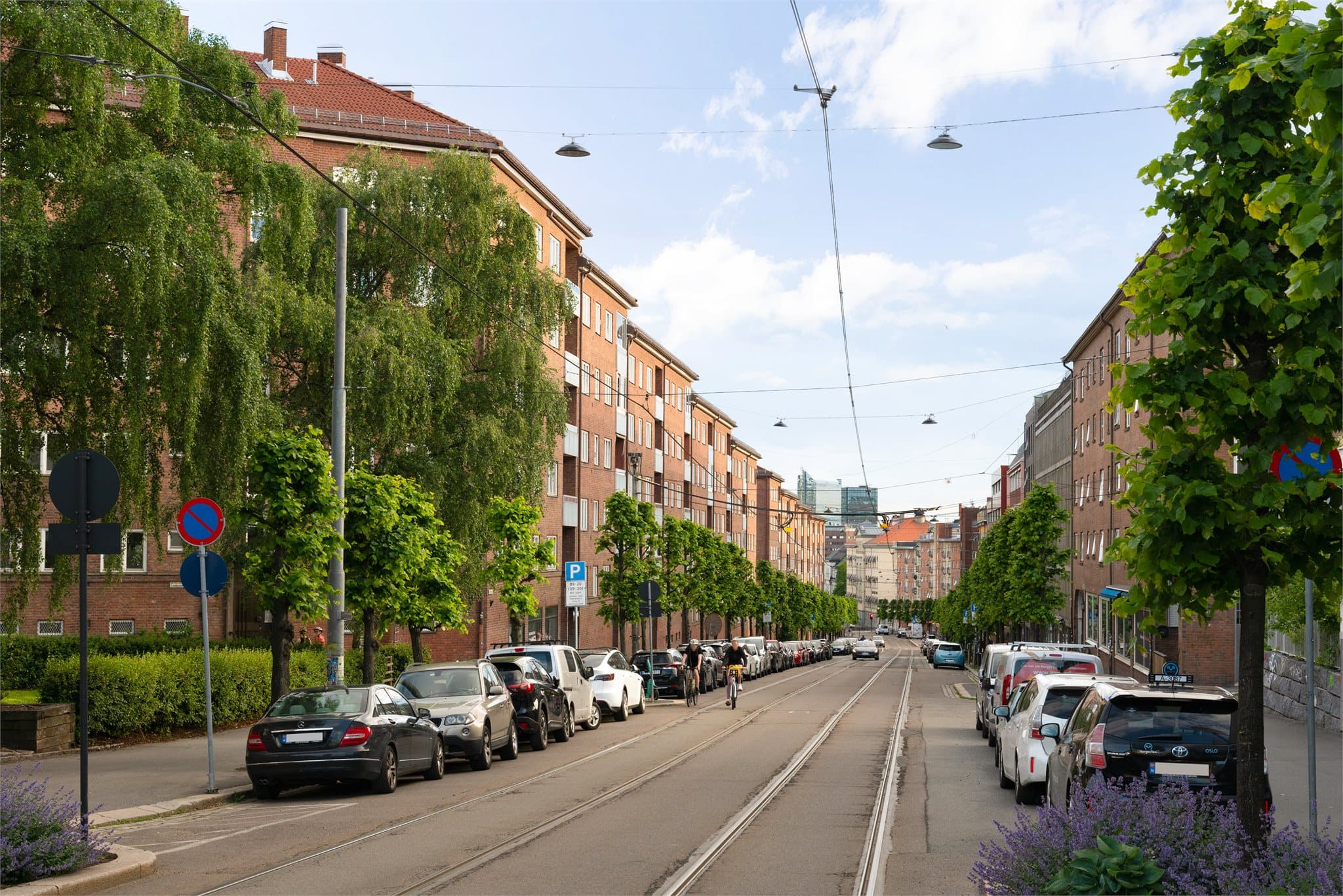 Sjarmerende Trondheimsveien tar deg til og fra sentrum på få minutter.