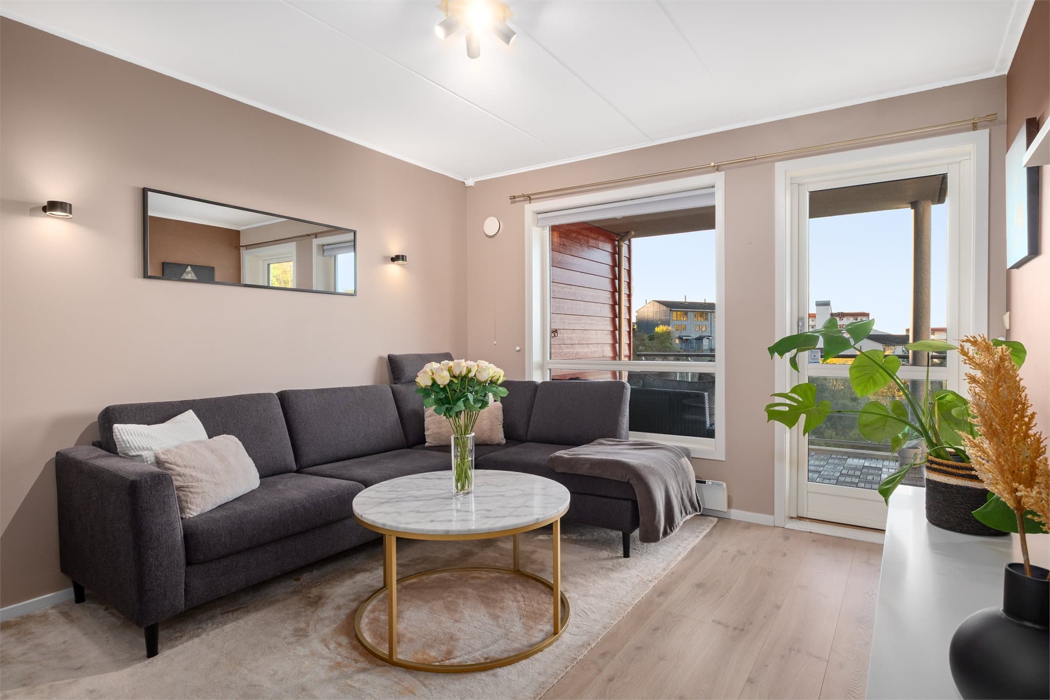 - Her kan man nyte en sentrumsnær, men samtidig tilbaketrukket beliggenhet, med svært gode solforhold og nærhet til sjø -