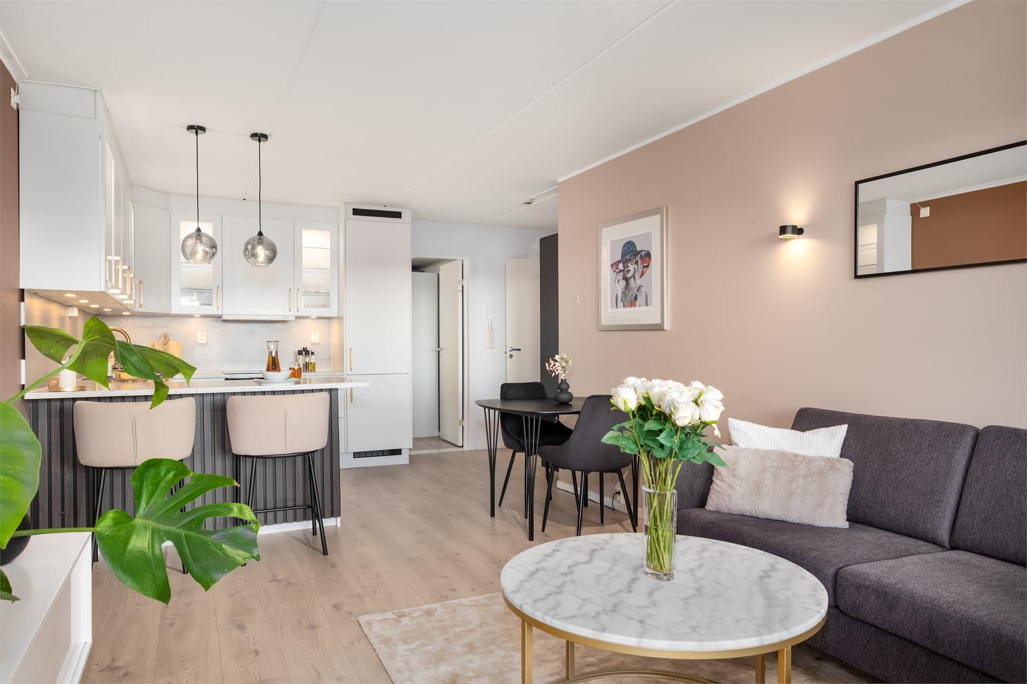 - Leiligheten har et BRA-i på 67m² og inneholder stue/kjøkken, bad, 2 soverom, entré og innvendig bod + ekstern bod i kjeller -