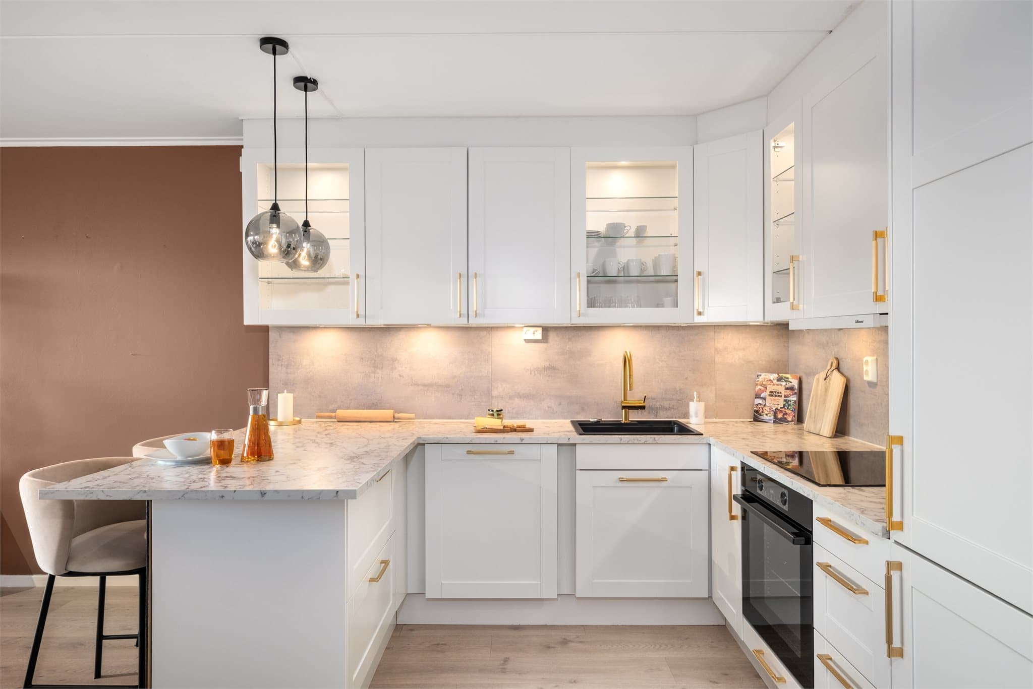 - Merk gjennomførte detaljer som lik farge på håndtak og blandebatteri samt takhøye overskap som skaper et stilrent og helhetlig kjøkken med rene linjer -