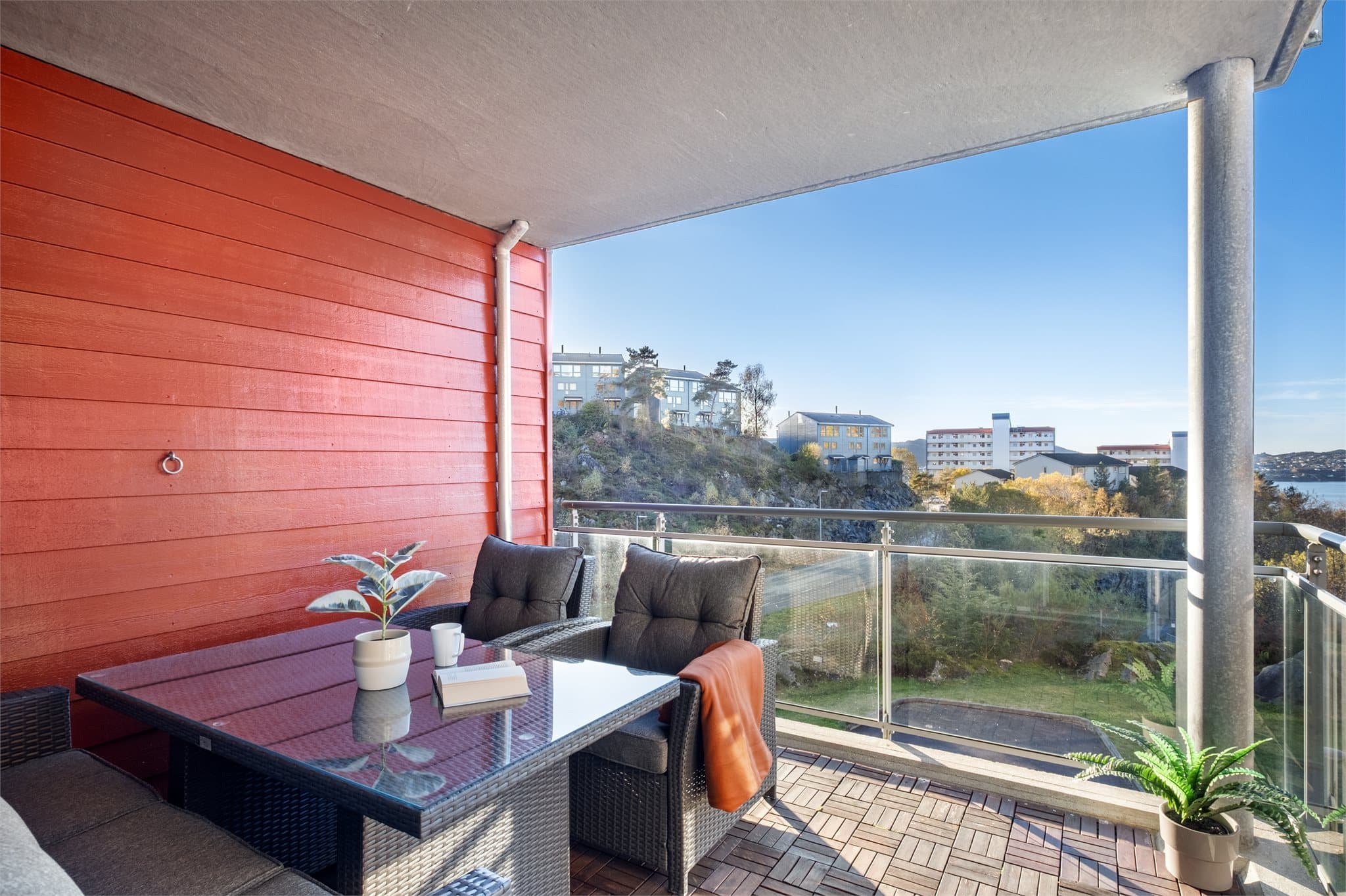 - En praktisk leilighet passende flere livsfaser, med trappefri adkomst og heisadkomst til parkering i garasje (første mann til mølla prinsippet) -