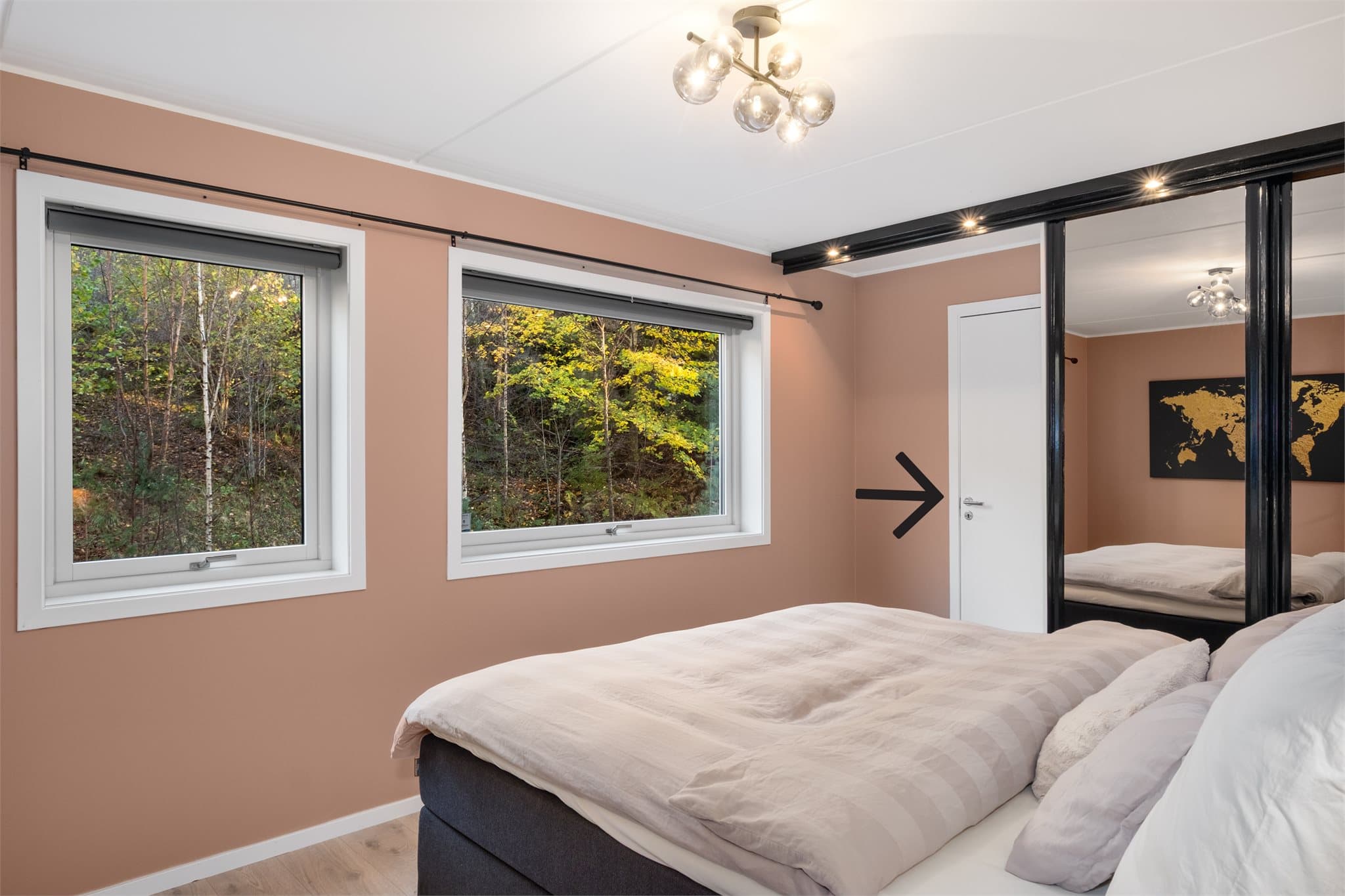 - Med videre tilkomst til innvendig bod på 3,3m² -