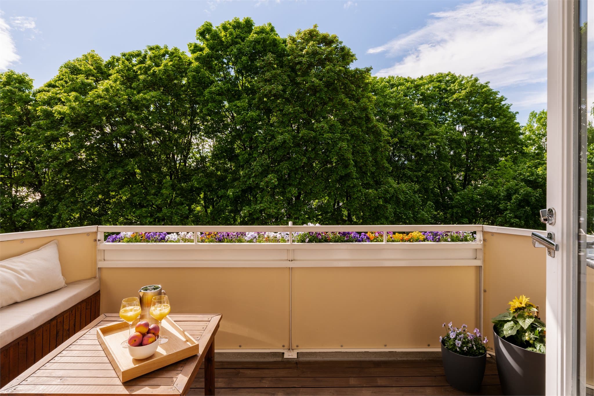 Integrerte blomsterkasser bidrar til å ramme inn uteplassen på en fin måte.