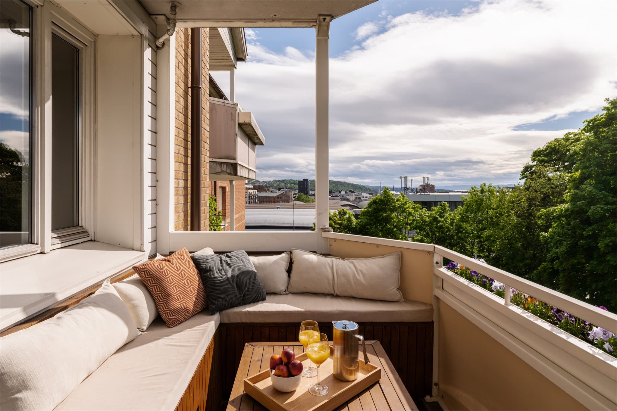 Balkongen er på 7 m² og vender mot nordvest. Her finner man en plassbygd sittegruppe som skaper en lun og sosial uteplass med gode solforhold utover ettermiddagen og kvelden.