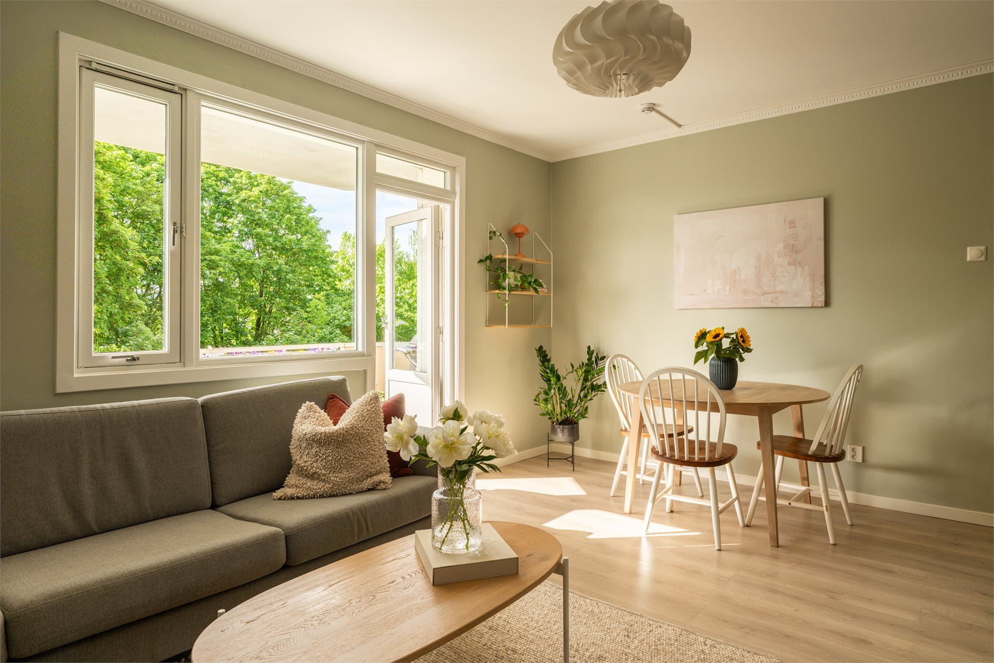 Her er det plass til både sofagruppe og spiseplass, med direkte utgang til balkongen.