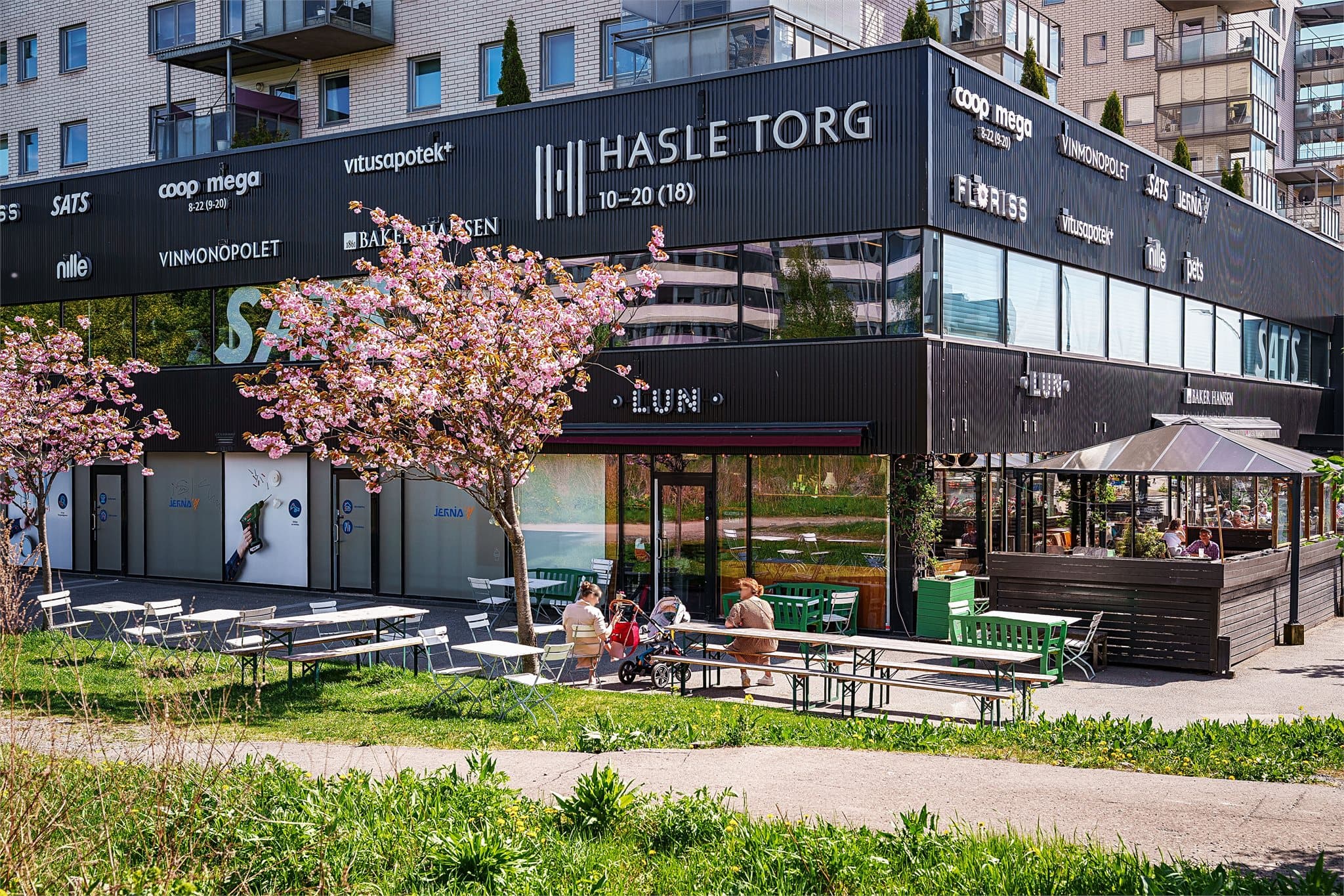 Hasle Torg ligger en liten spasertur unna og byr på matbutikk, apotek, treningssenter, blomsterbutikk, vinmonopol og mer.