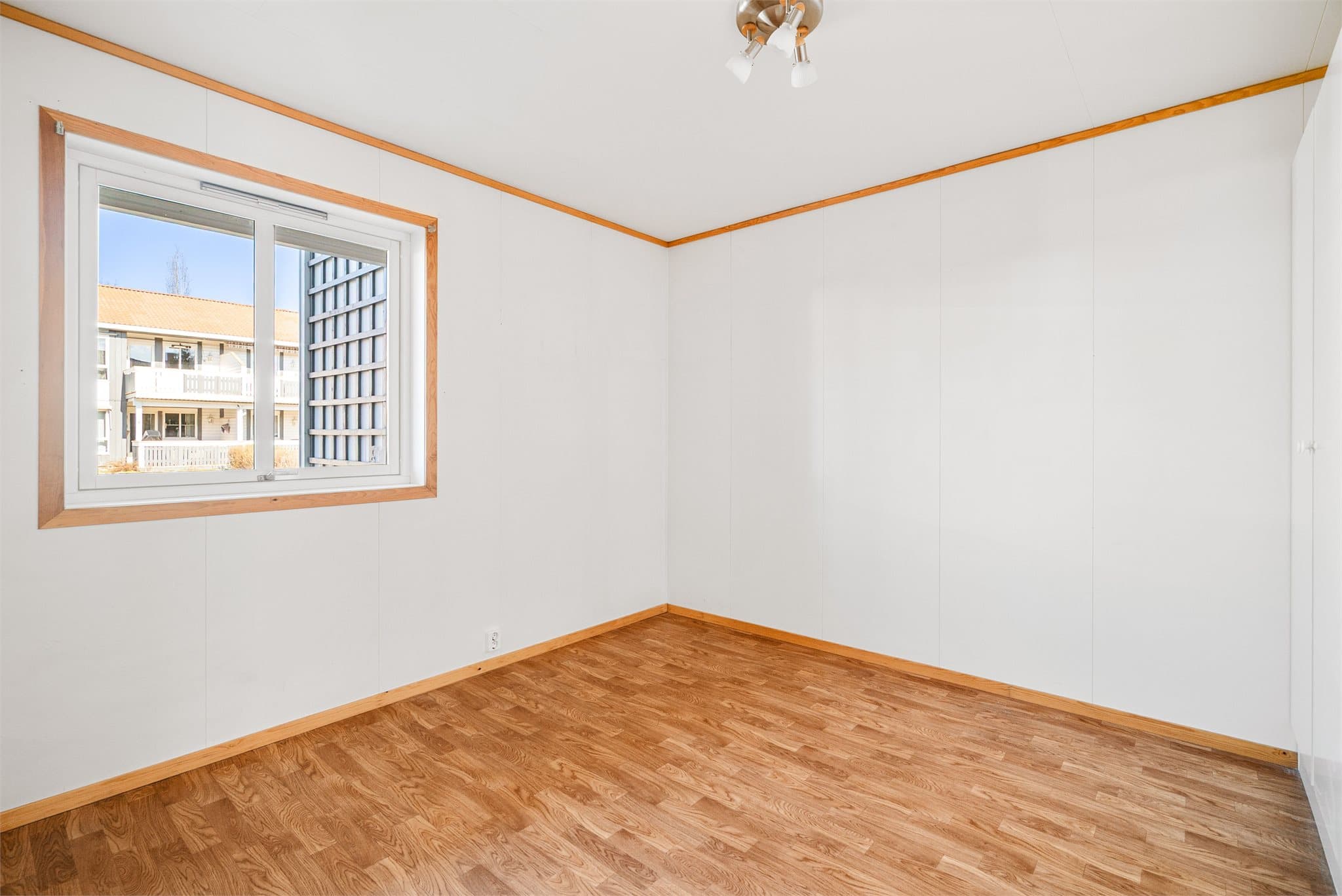 Boligen har totalt tre soverom av god størrelse, på henholdsvis 11,5 kvm, 10,5 kvm og 7 kvm.