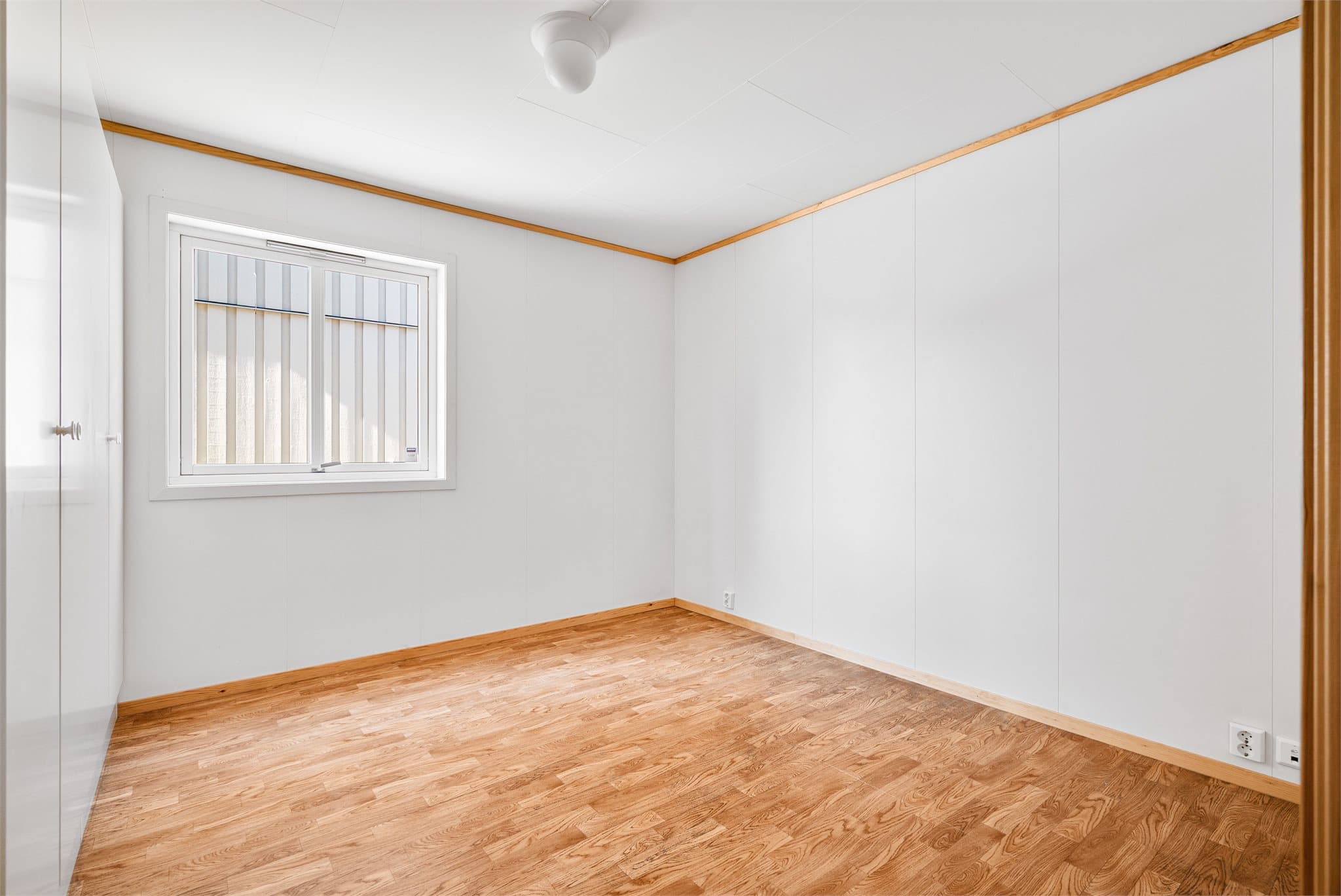 Soverommene fremstår som lyse og luftige, med naturlig lysinnslipp fra store vindusflater.