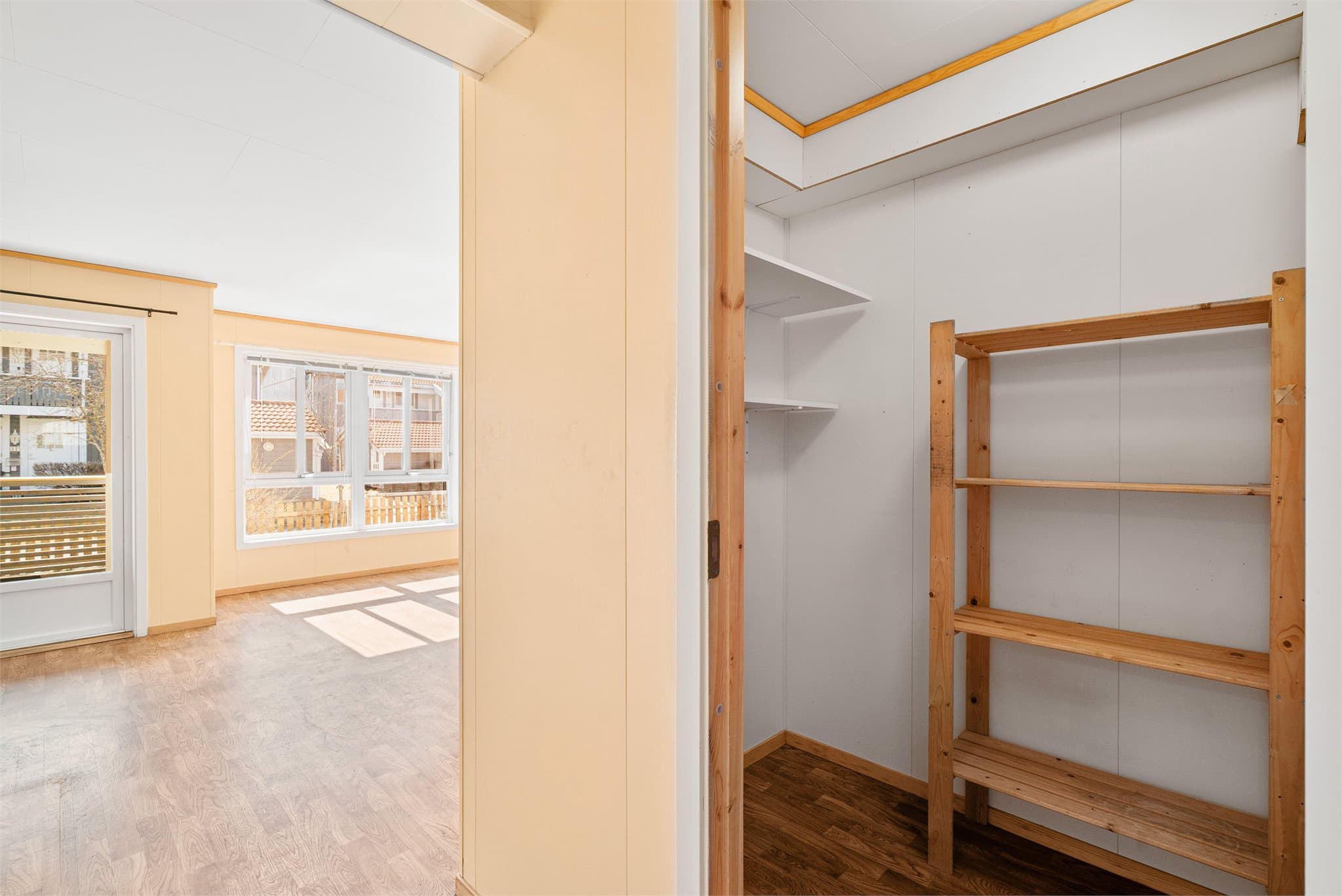 I tilknytning til gangen er det en bod som sørger for rikelig med lagringsplass.