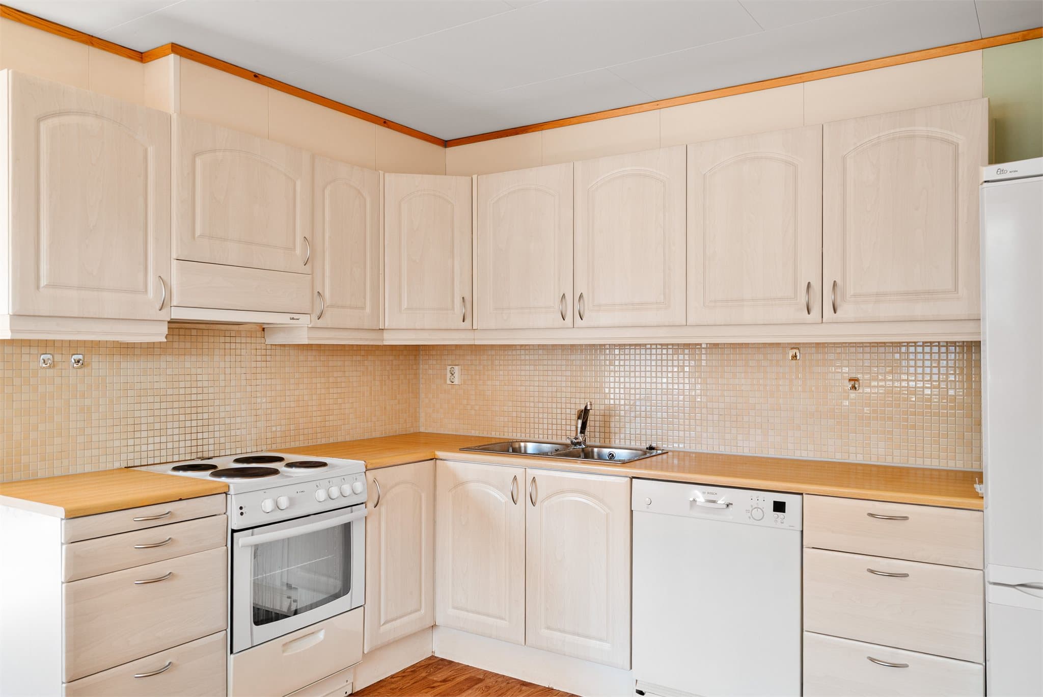 Kjøkkenet ligger i en egen del ved stuen og måler 12 kvm.