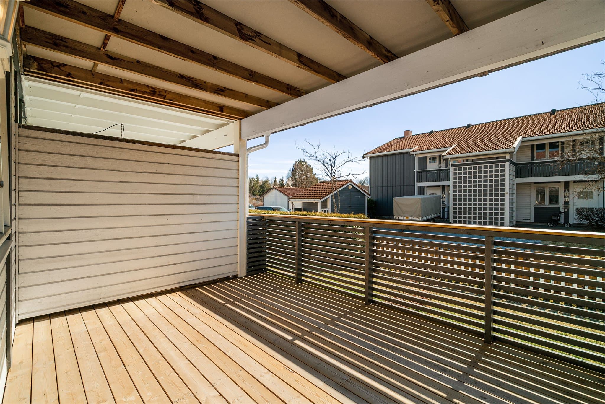 Fra stuen er det utgang til en sørvendt terrasse med meget gode solforhold.