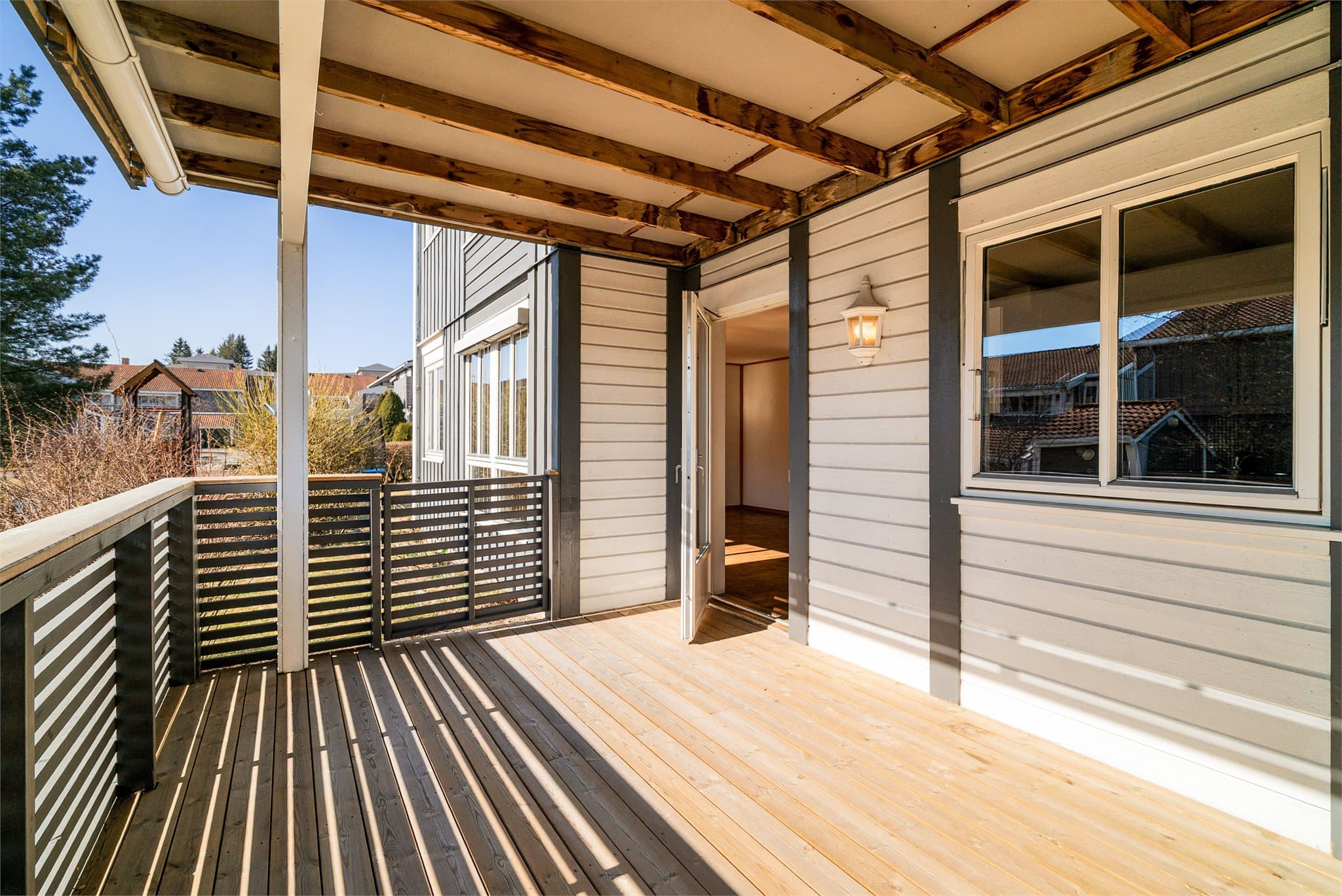 Terrassen måler 13 kvm og kan enkelt innredes med ønsket utemøblement. Herfra er det også direkte adkomst til hage.