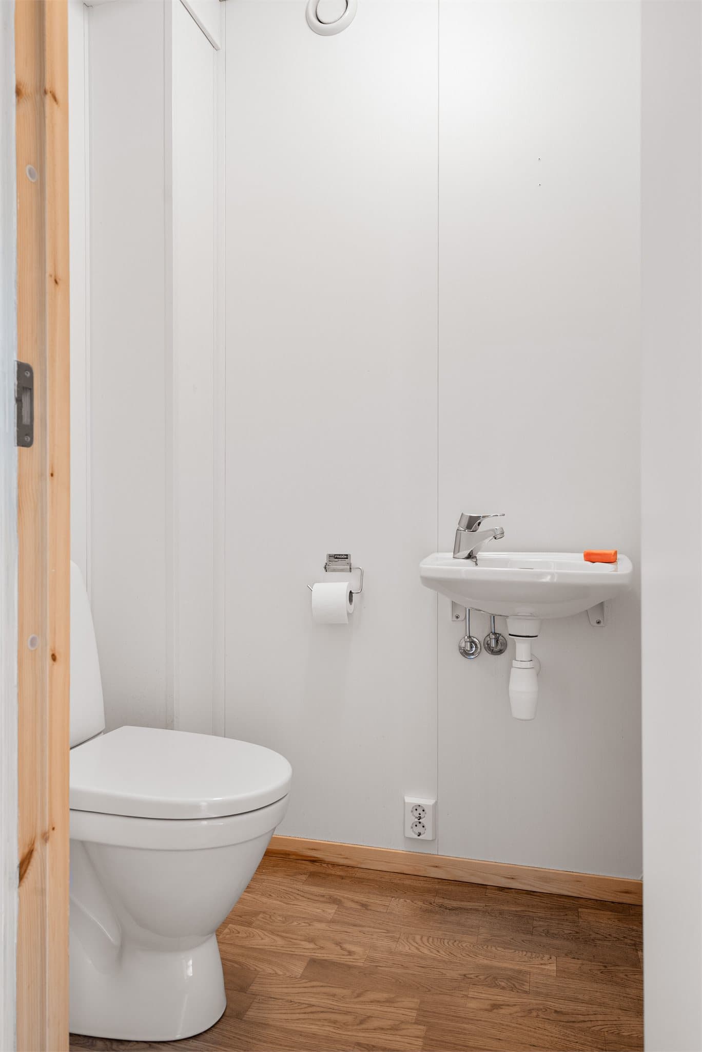 Det er også et praktisk separat toalettrom ved entréen.