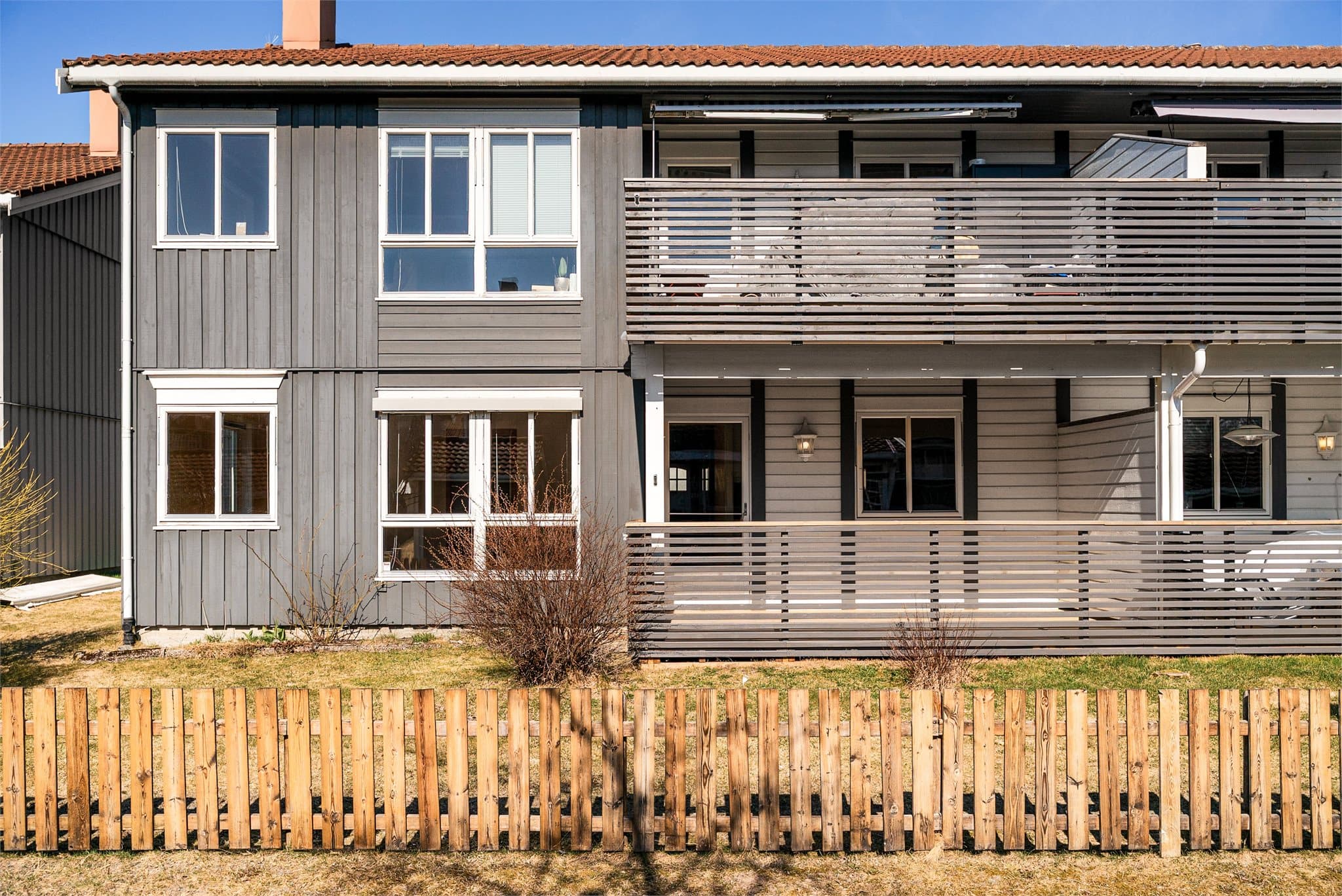 City Syd ligger ca. 5 minutters gange fra boligen. Det er også gangavstand til dagligvarebutikker, kollektivforbindelser, skoler og barnehager.