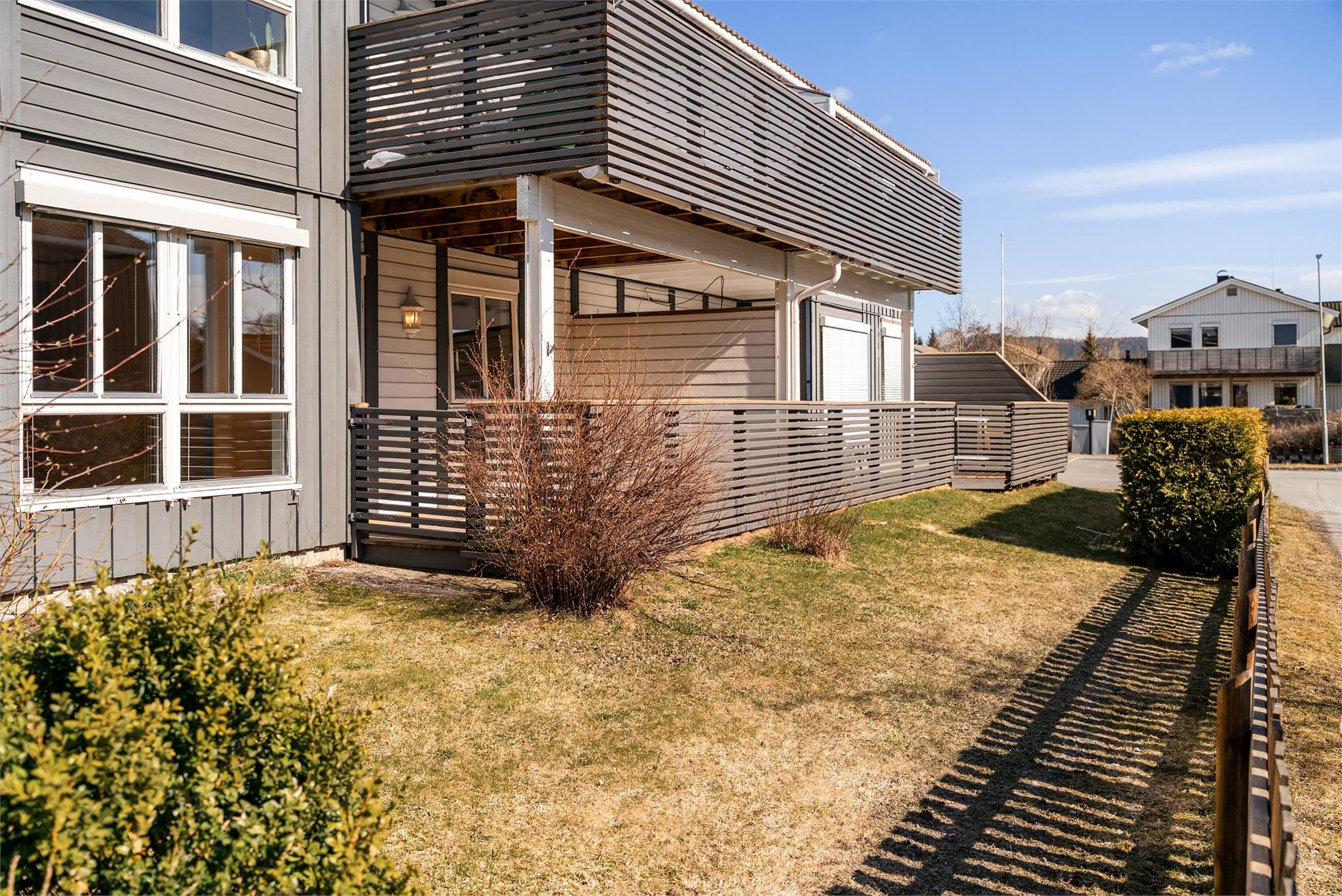 Andelseierne i 1.etg. har rett til eksklusiv bruk av naturlig tilhørende arealer, dvs. plen på hageside. Disse andelseierne har også vedlikeholdsplikt for dette arealet.