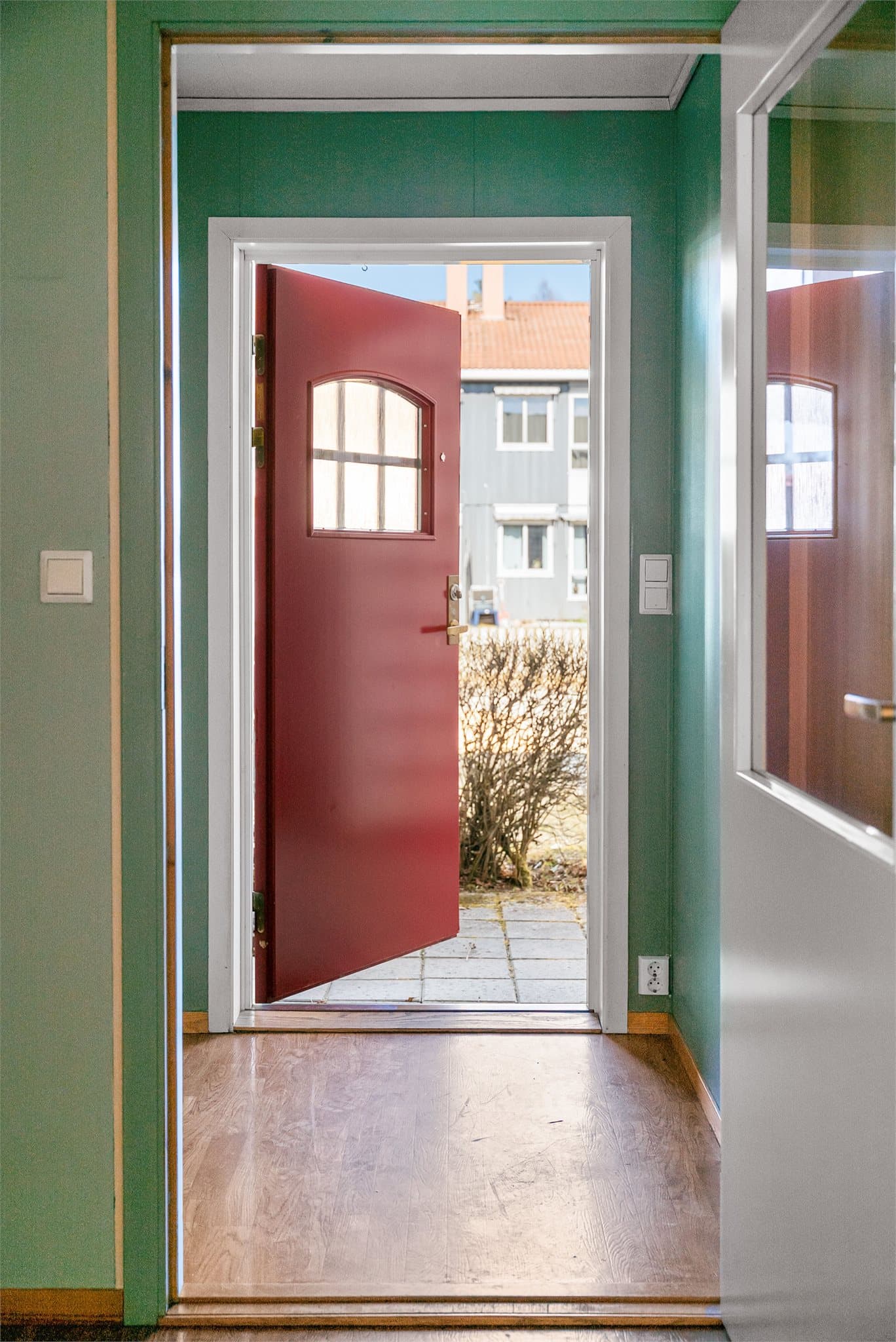 Det er en parkering foran inngangspartiet. Borettslaget har også gjesteparkeringer.