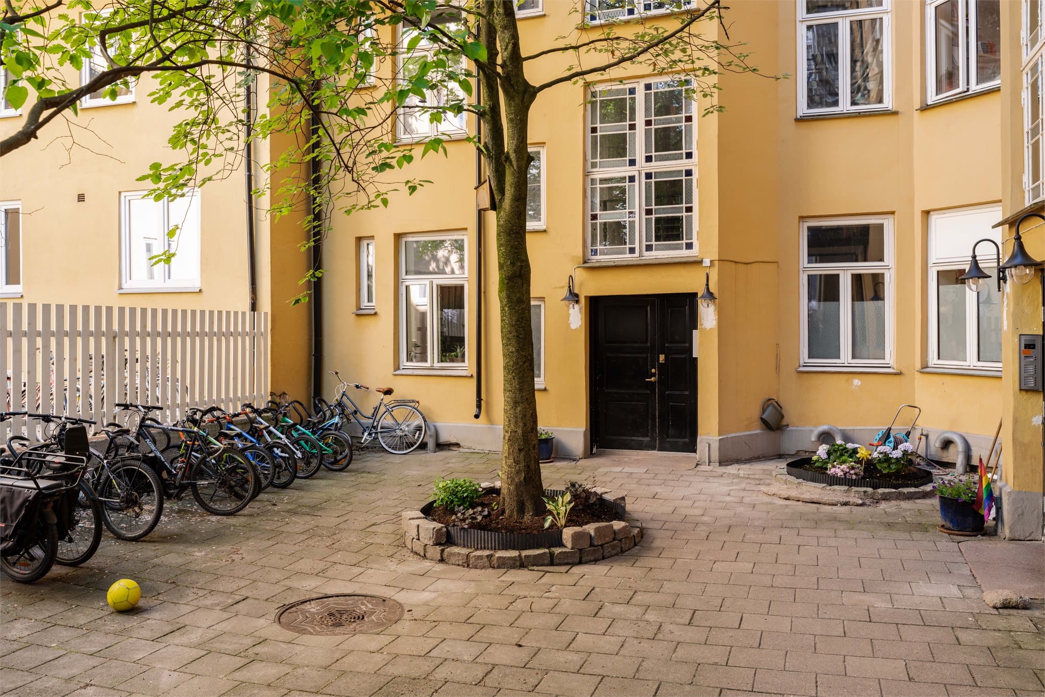 Borettslaget har en velstelt bakgård som er et hyggelig samlingspunkt for beboerne.