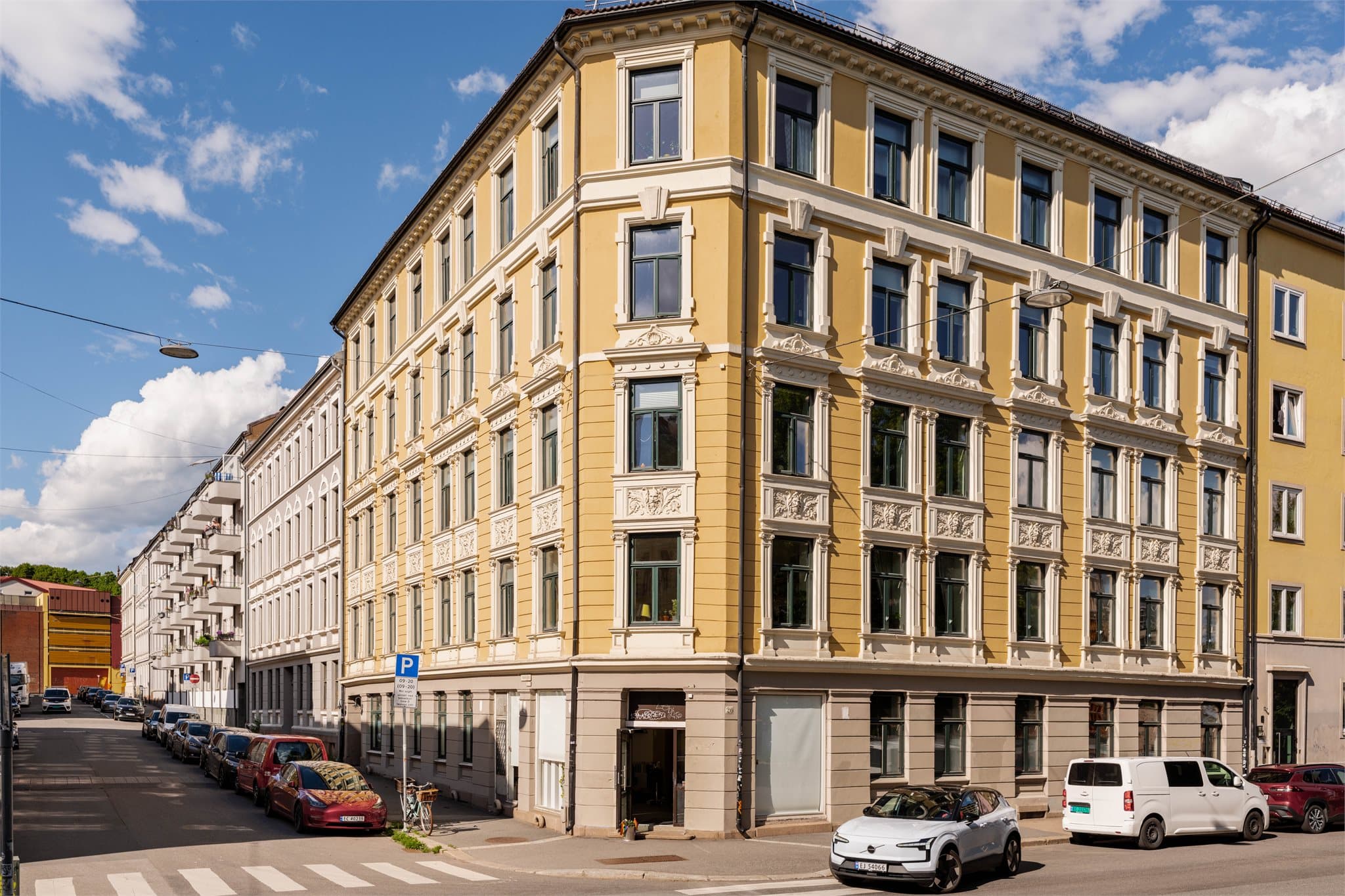 Her bor du i en av løkkas mest karakteristiske bygårder, med originale arkitektoniske detaljer som holder stand etter over 125 år.