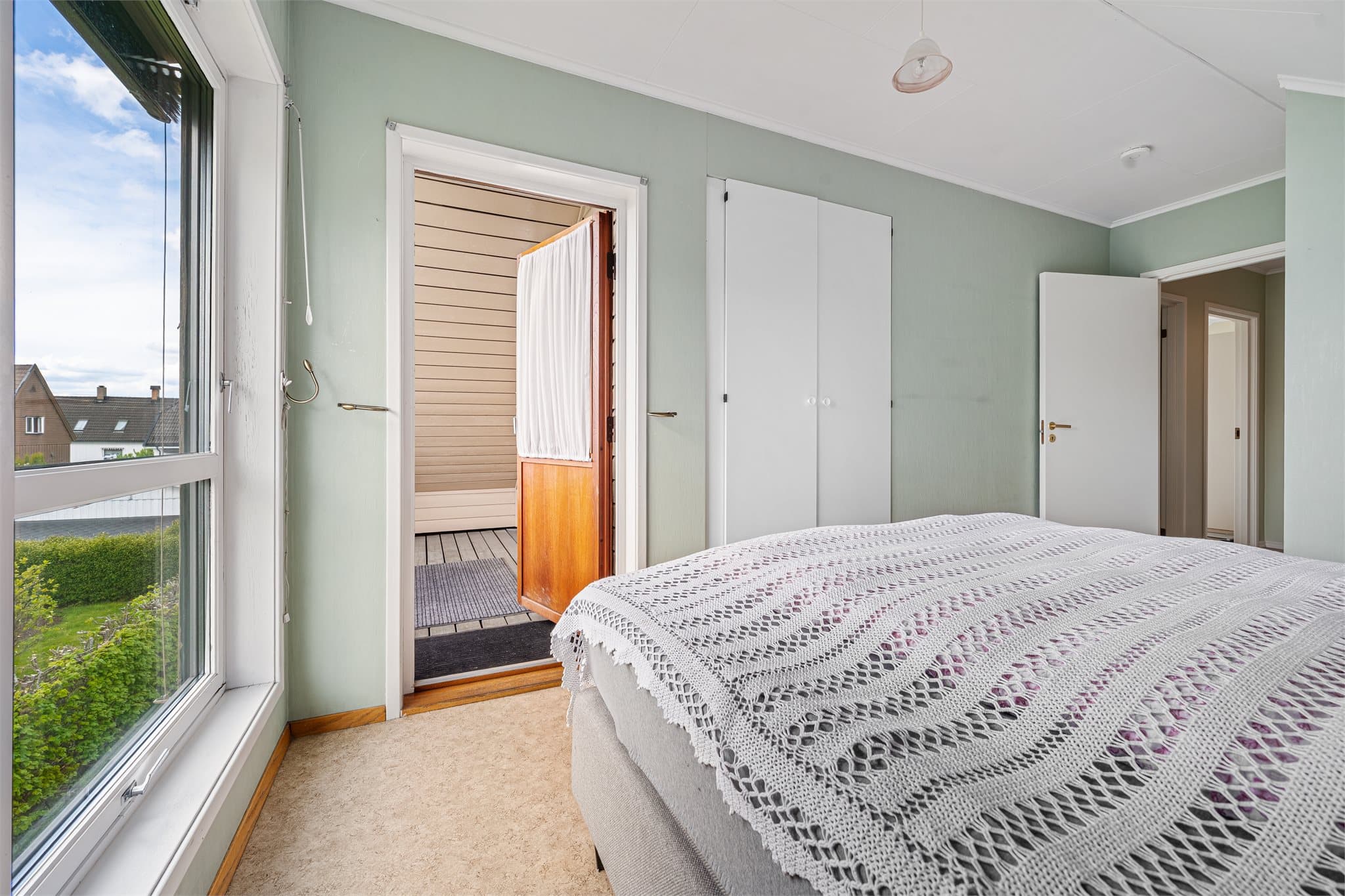 Et romslig hovedsoverom med plassbygde skap som gir praktiske oppbevaringsløsninger og god utnyttelse av rommet. Fra hovedsoverommet er det utgang til en koselig luftebalkong – perfekt for frisk luft og rolige morgenstunder.