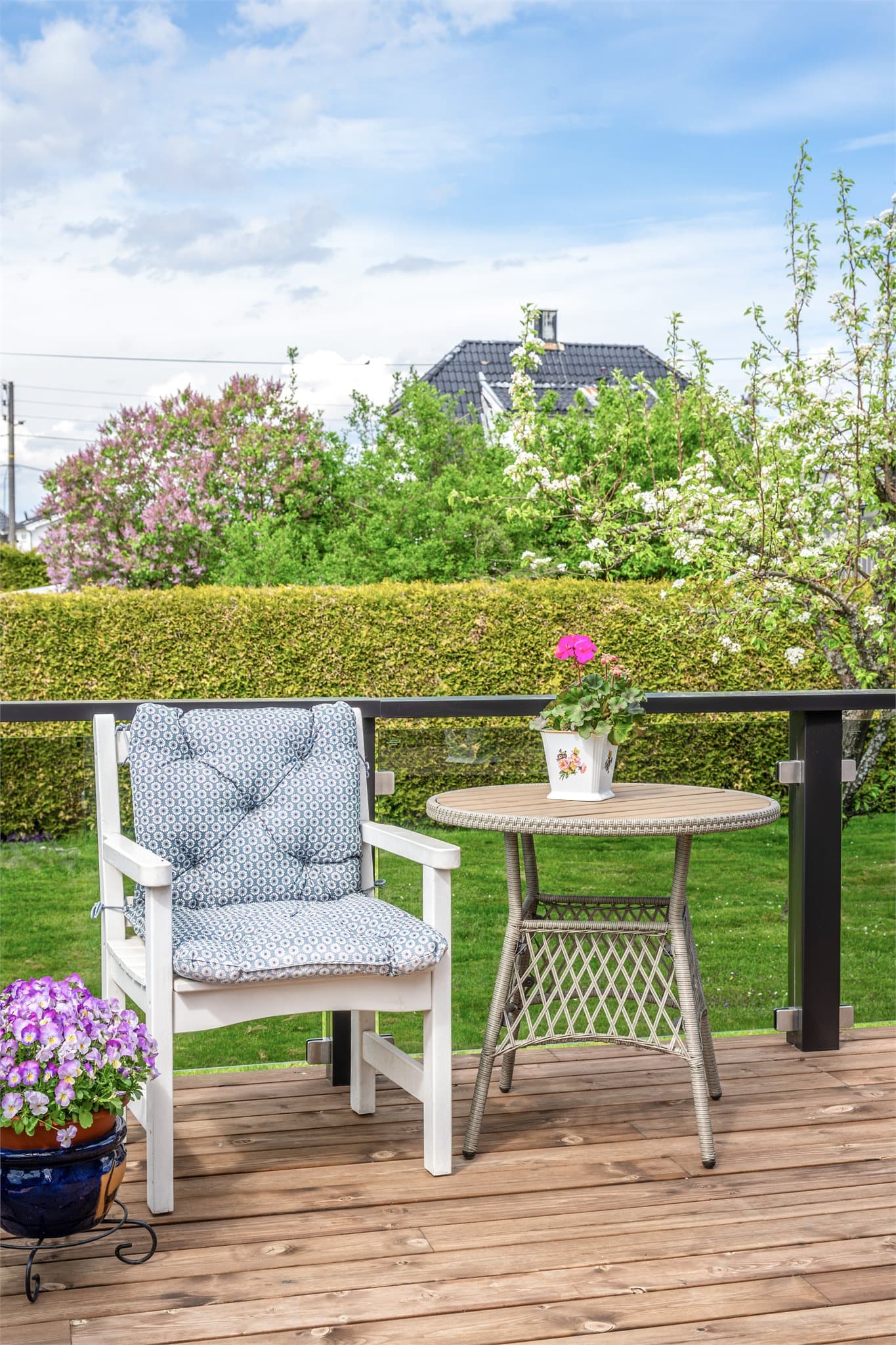 Hoveddelen har en romslig terrasse.