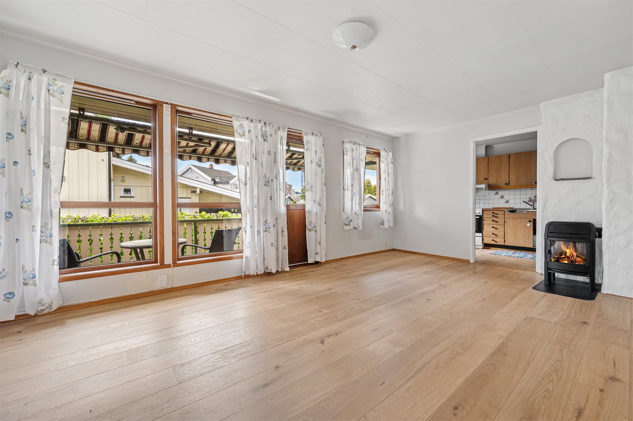 Boenhet nr. 2 byr på en hyggelig og funksjonell planløsning med delvis åpen løsning mellom stue og kjøkken, samtidig som kjøkkenet ligger i et eget rom.