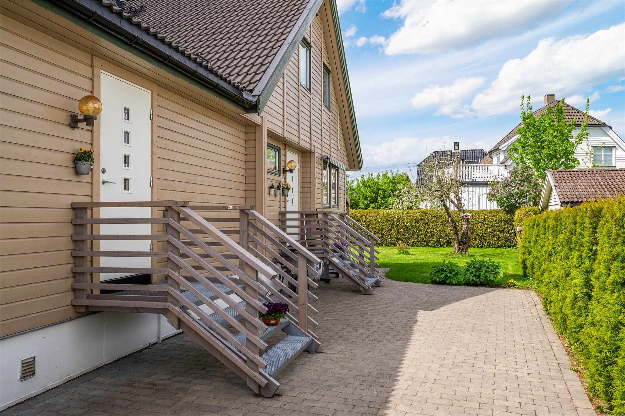 Steinlagt gårdsplass gir et ryddig og eksklusivt førsteinntrykk, samt gode parkeringsmuligheter på egen eiendom.