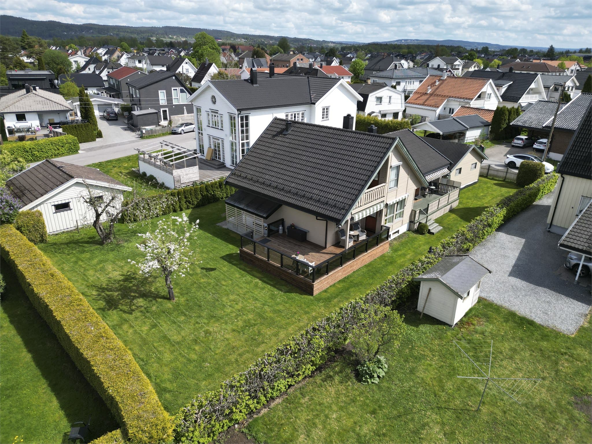 Eiendommen har en pent opparbeidet tomt med diverse beplanting og plenareal. Her får du flere flotte uteplasser med gode solforhold – ideelt for både rolige hverdager og hyggelige sammenkomster med familie og venner.