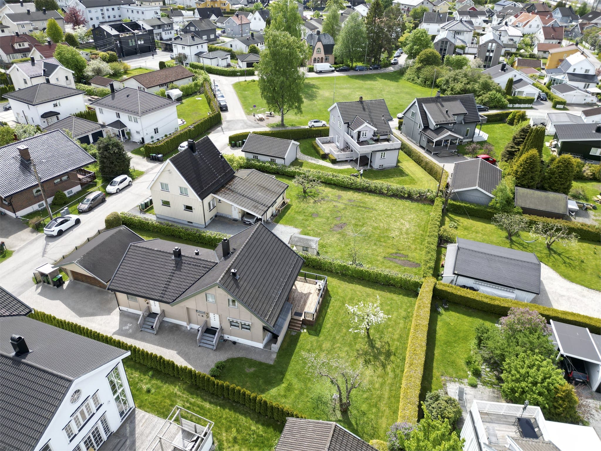 Her bor man i rolige og grønne omgivelser på attraktive Vigernes – et veletablert boligområde kjent for hyggelige nabolag og nærhet til både sentrum og servicetilbud.