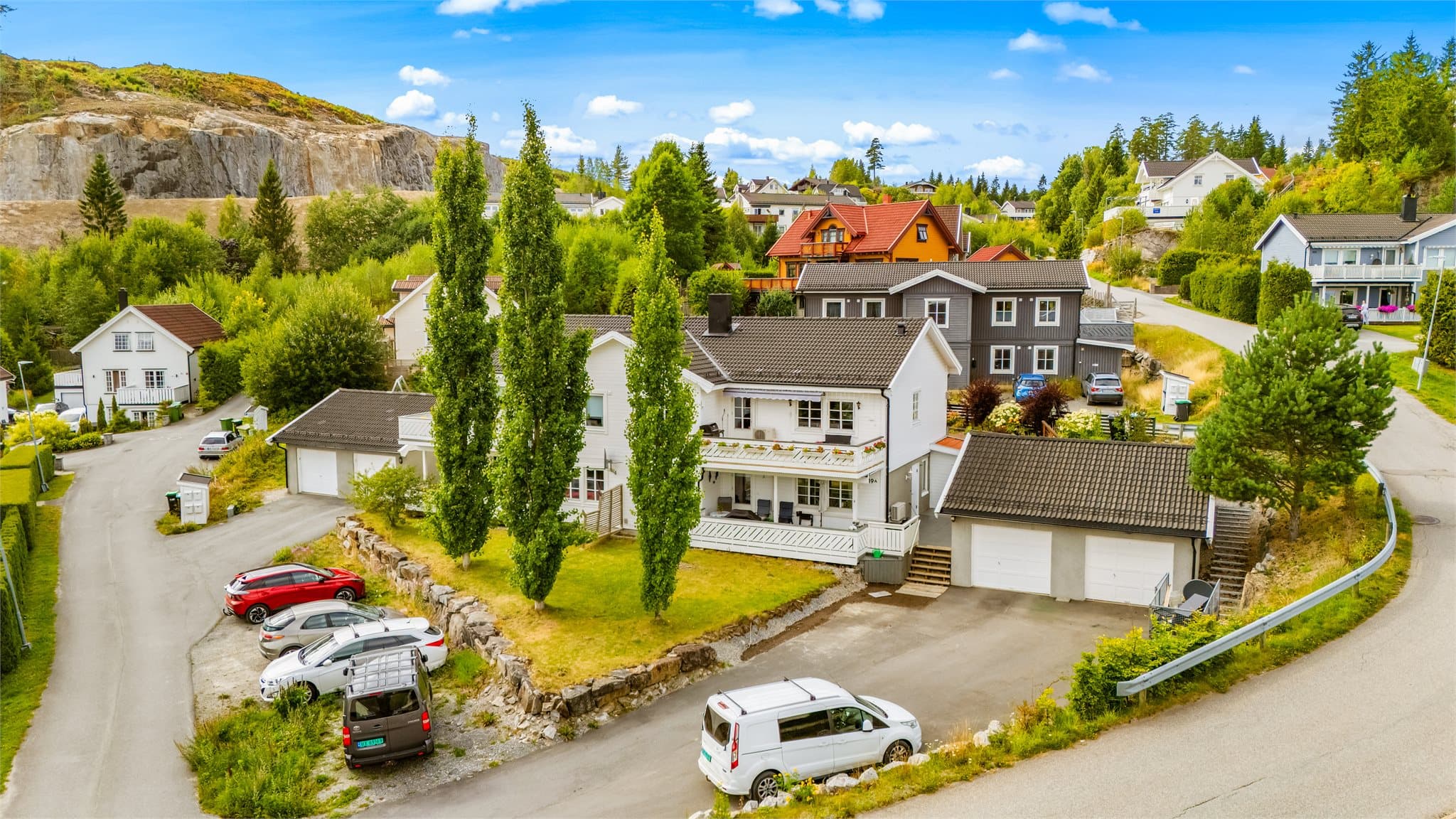 Eiendommen ligger fint til i et etablert og familievennlig boligområde på Flateby, med grønne omgivelser og kort vei til hverdagens fasiliteter.
