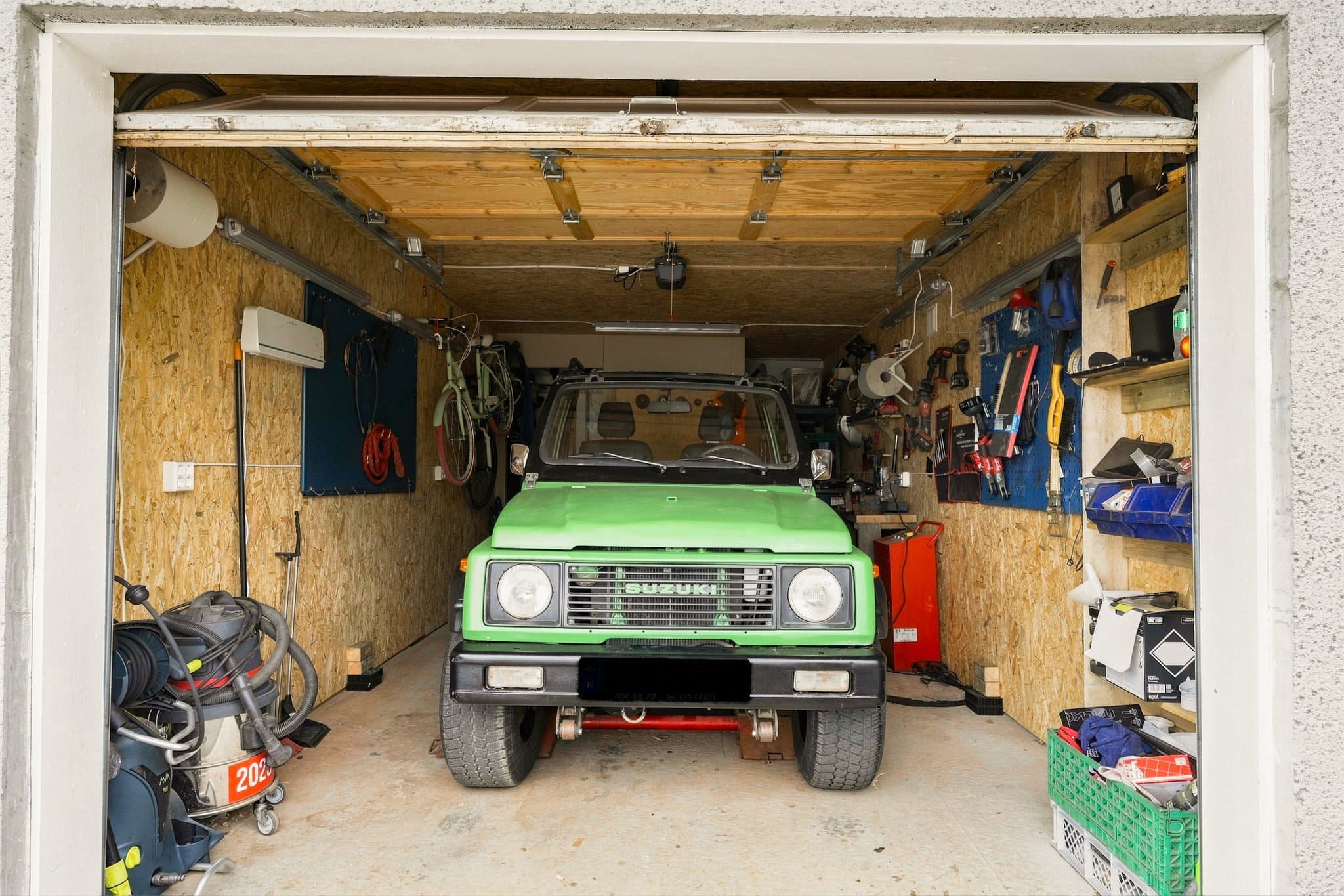 Garasje gir gode parkeringsmuligheter, samtidig som det er plass til oppbevaring og hobbyaktiviteter.