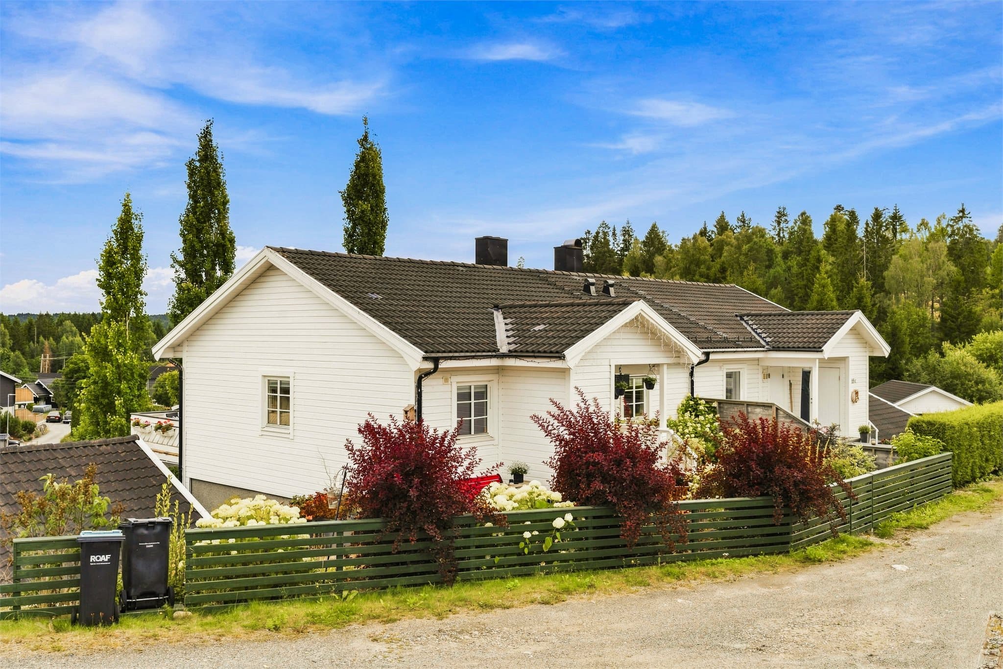 Området ligger vakkert til med nærhet til store grøntområder.