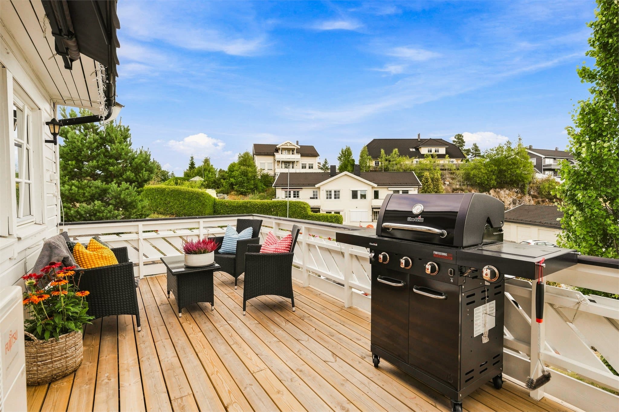 Her er det fint plass til både sittegruppe og grill – et naturlig uterom på fine sommerdager.