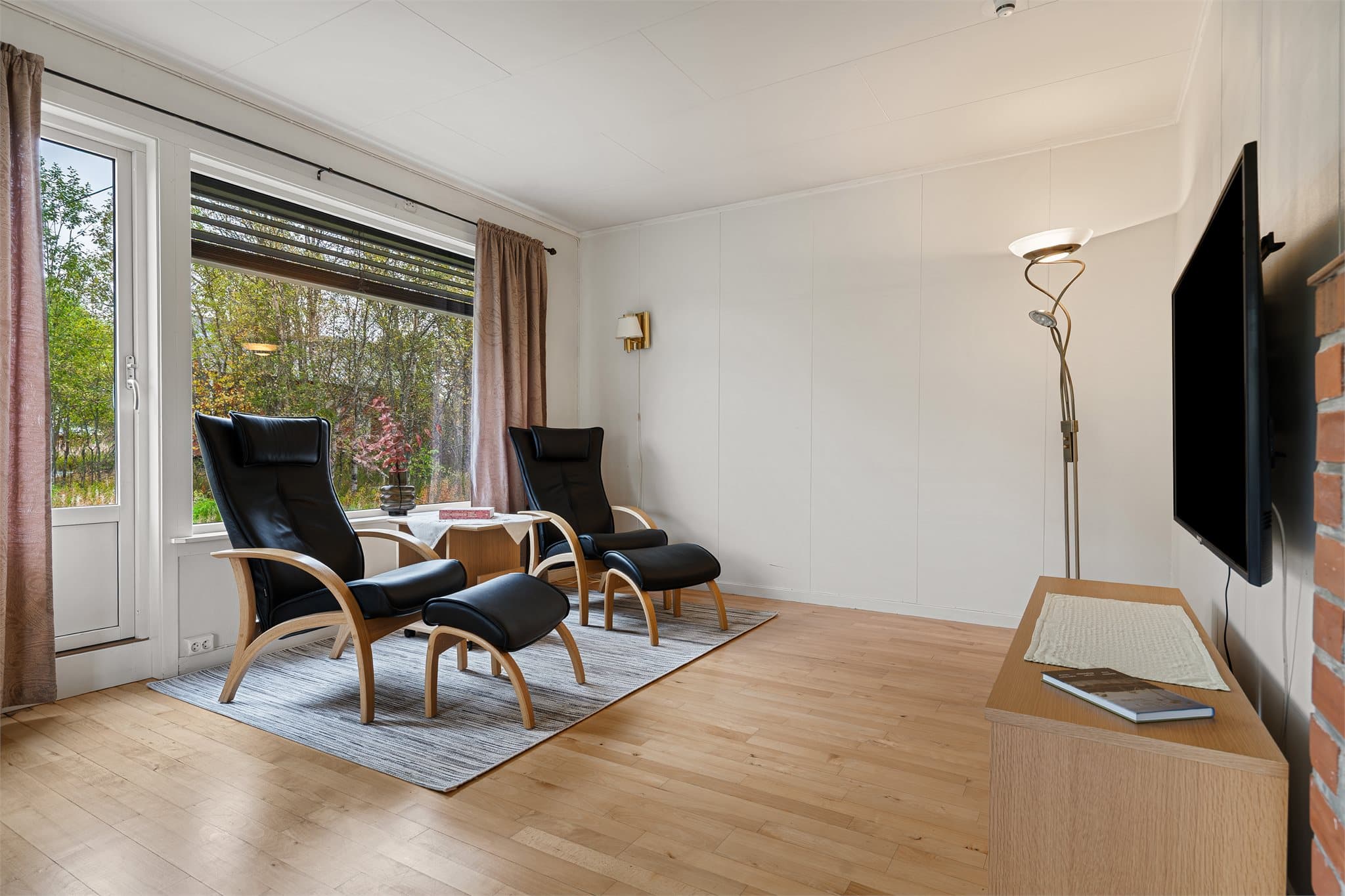 Egen TV-krok i stuen med adkomst ut til terrasse