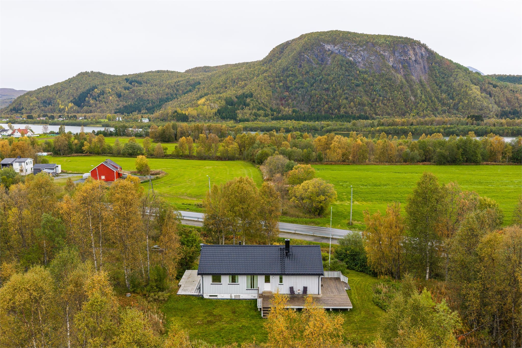 Eiendommen ligger skjermet til med vidstrakt utsikt mot det omkringliggende landskapet