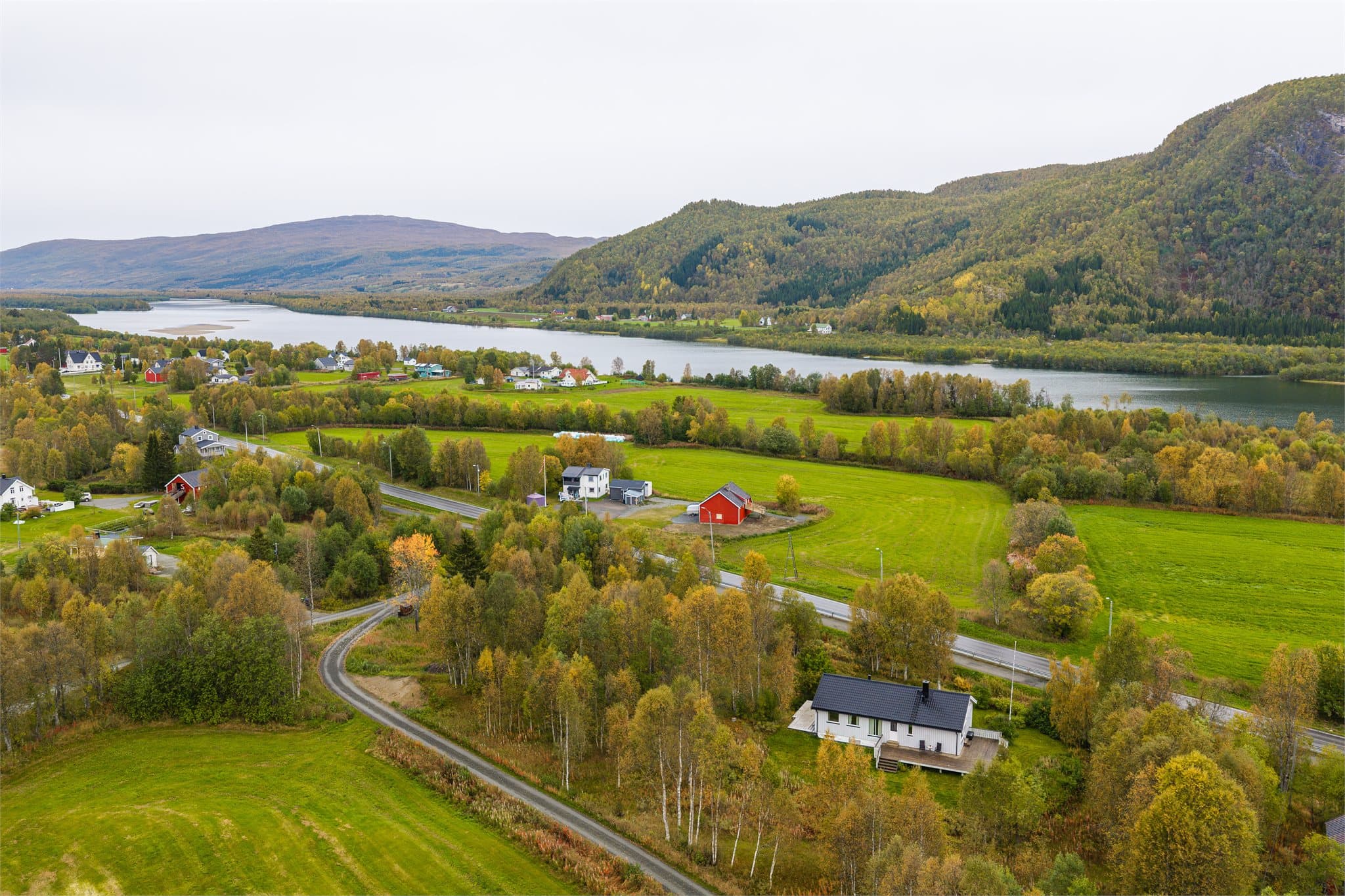 Sentral plassering mellom Finnsnes og Bardufoss med kort vei barnehage og skole