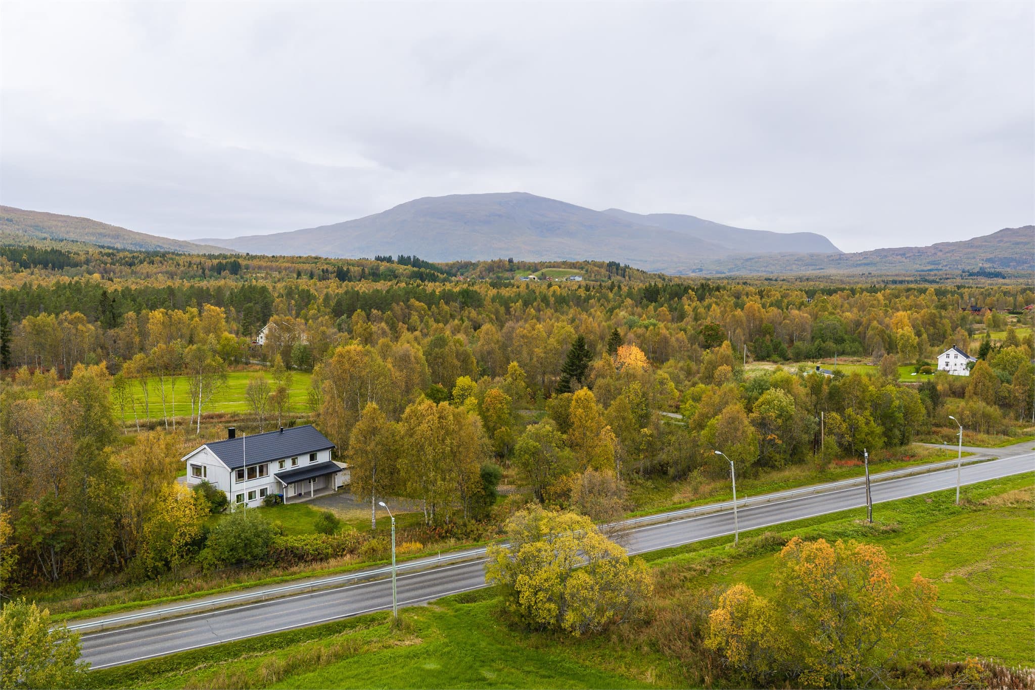 Eiendommen ligger i landlige omgivelser i Målselv med fine turområder like ved.
