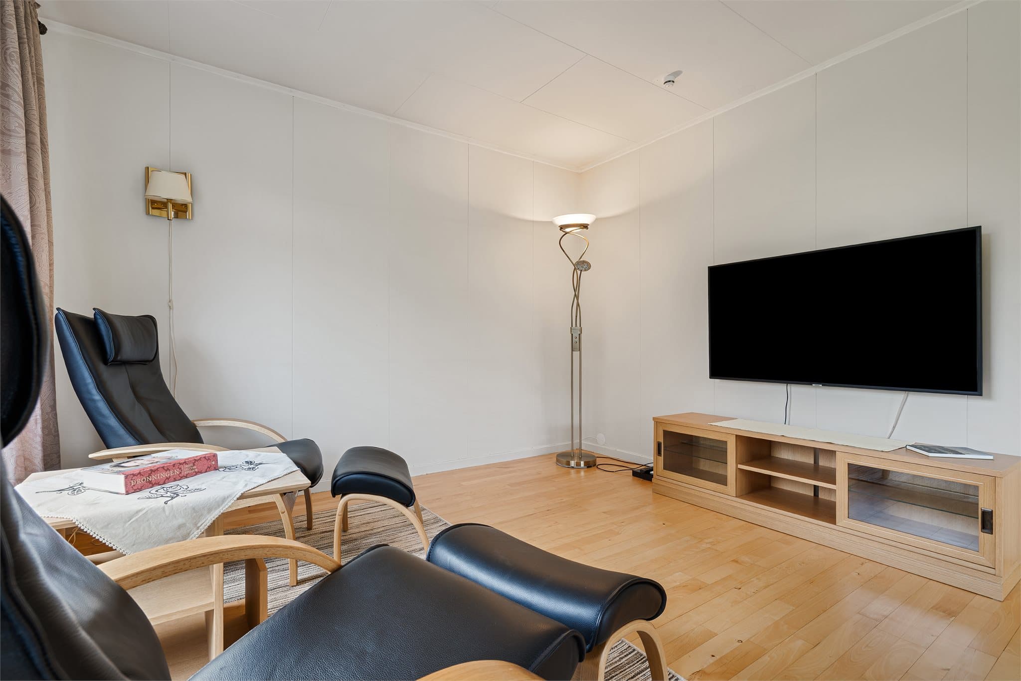 Veggflater utført med kombinasjon av malte plater og trepanel.