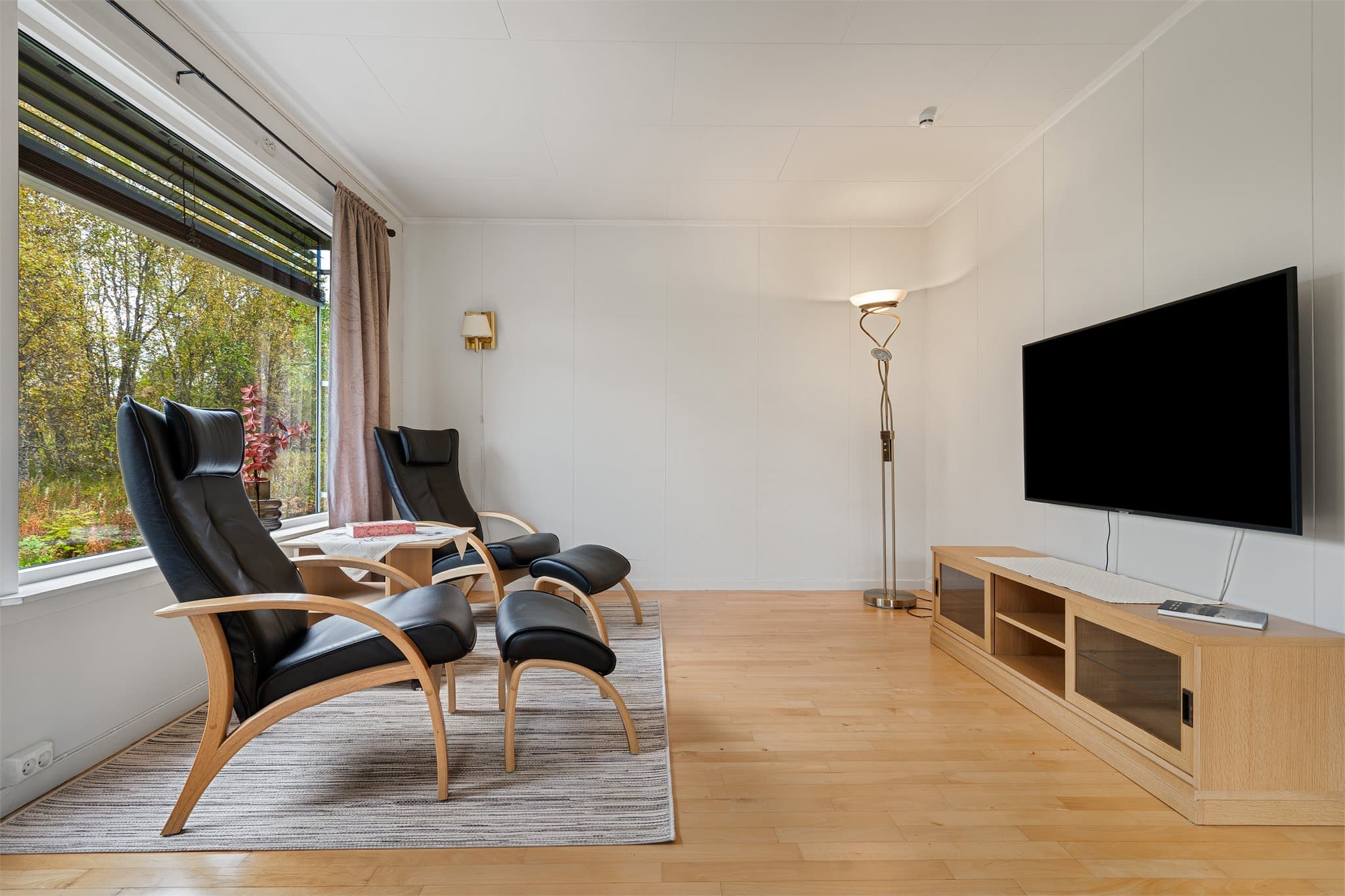 Stuen gir god plass til flere sittegrupper og mediemøbler.