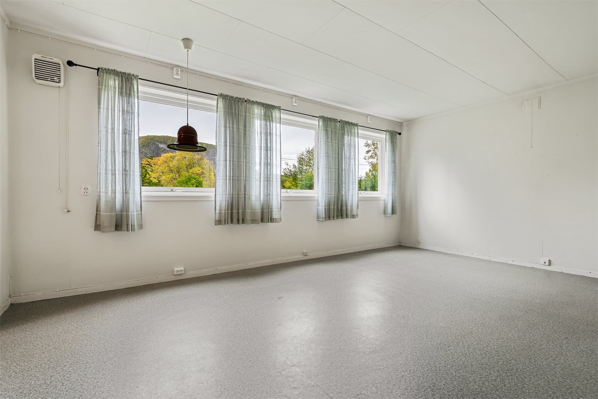 Stuen i kjelleretasjen har god plass til både sofagruppe og spisebord.