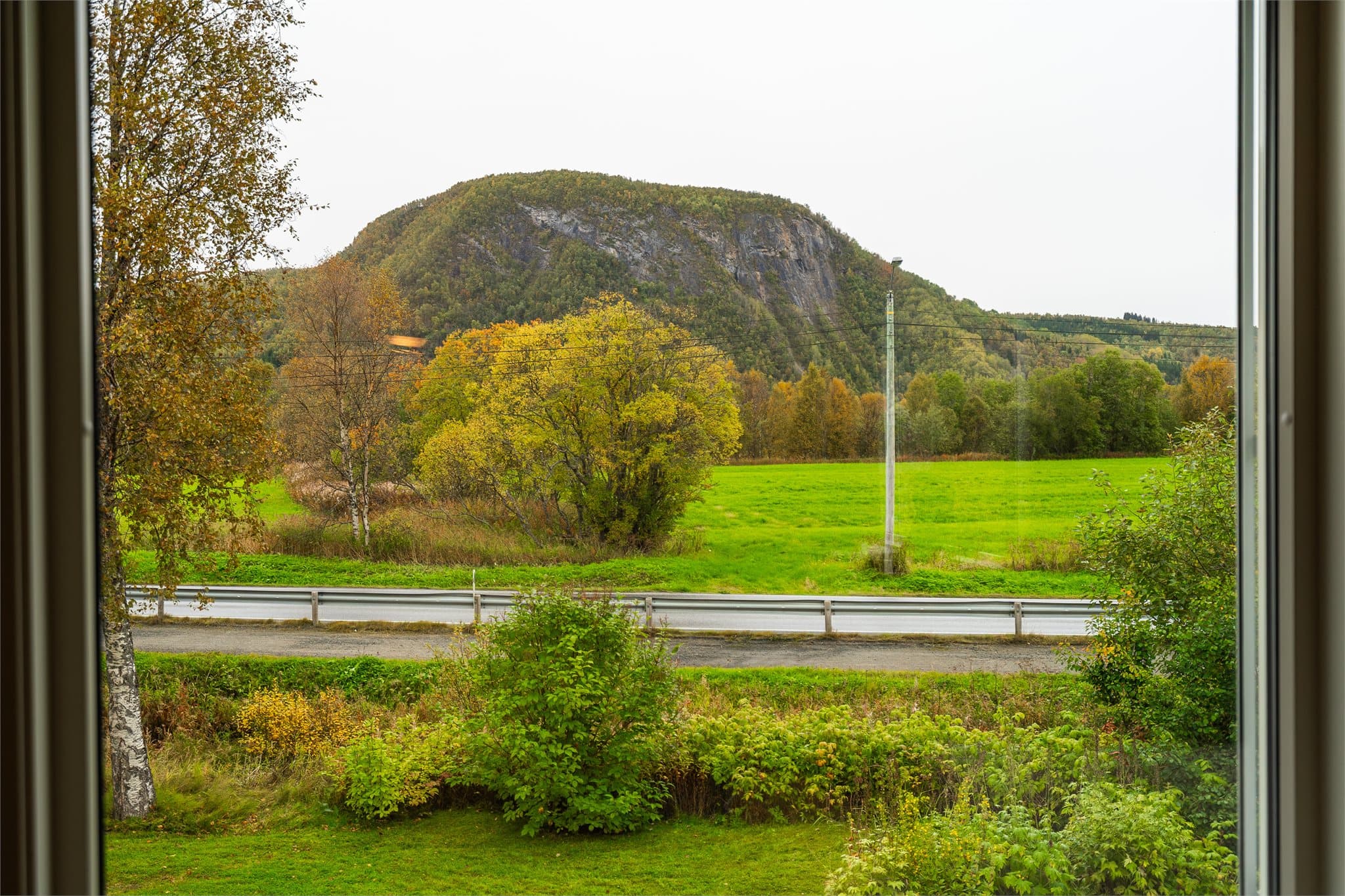 Utsyn mot det karakteristiske fjellandskapet fra boligens vindu.