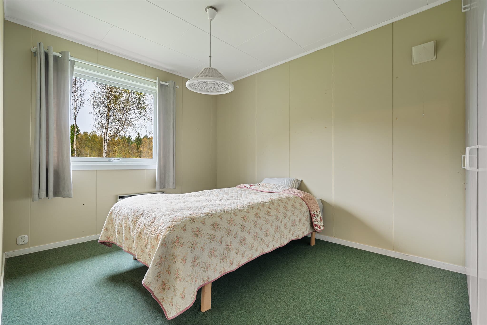 Soverom 3 i hovedetasjen med teppegulv og integrert garderobe.