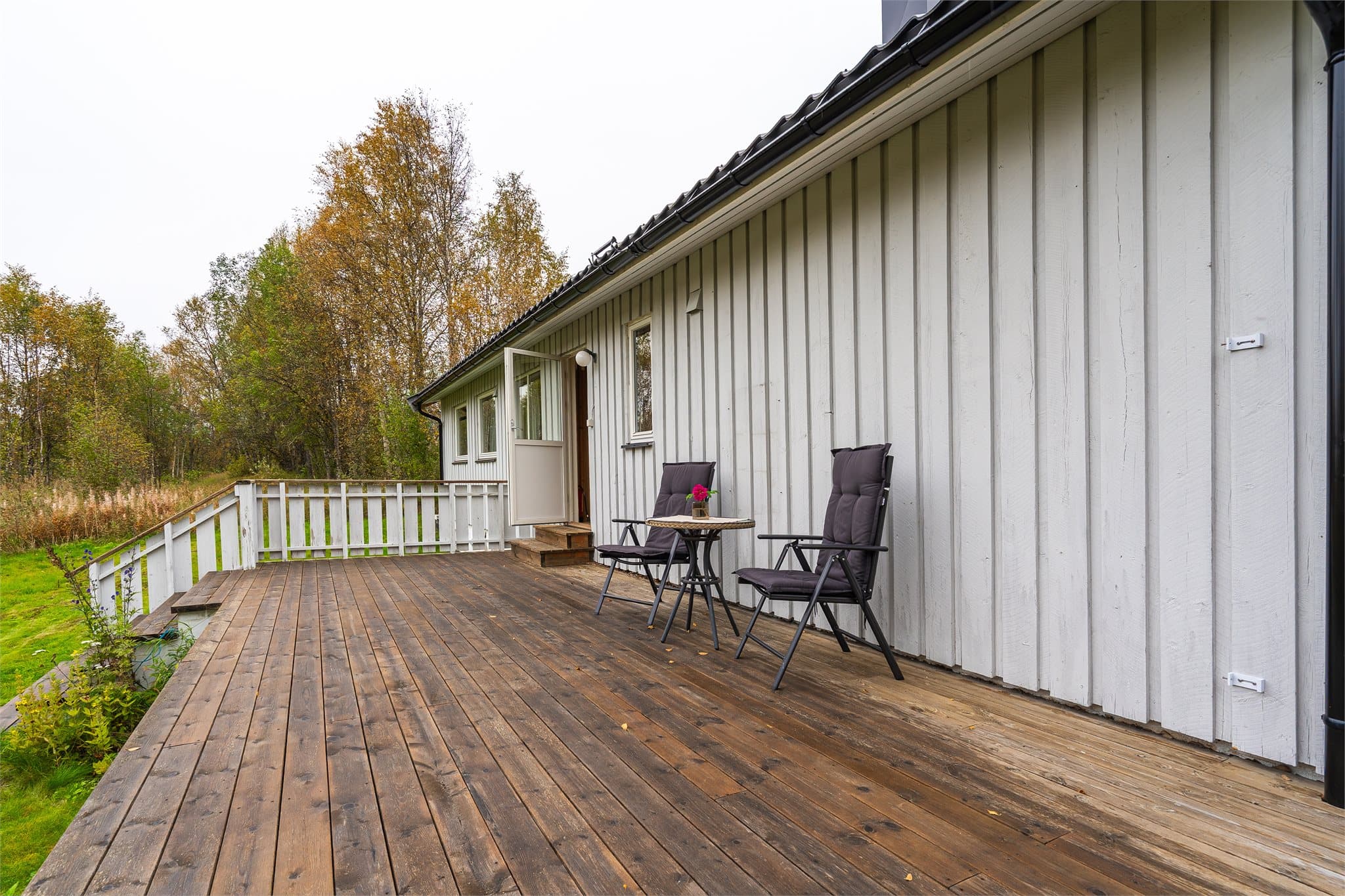 Romslig veranda oppført i 2014 med direkte adkomst fra stue og gang.